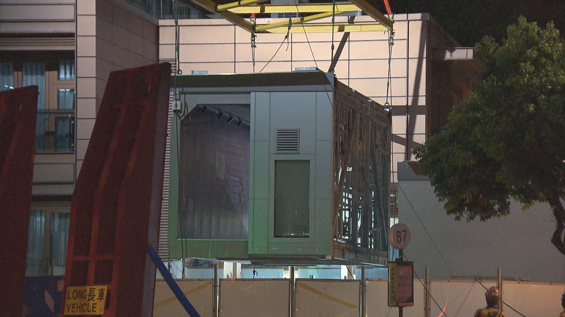 工人將組裝合成的負壓隔離病房移送至亞博