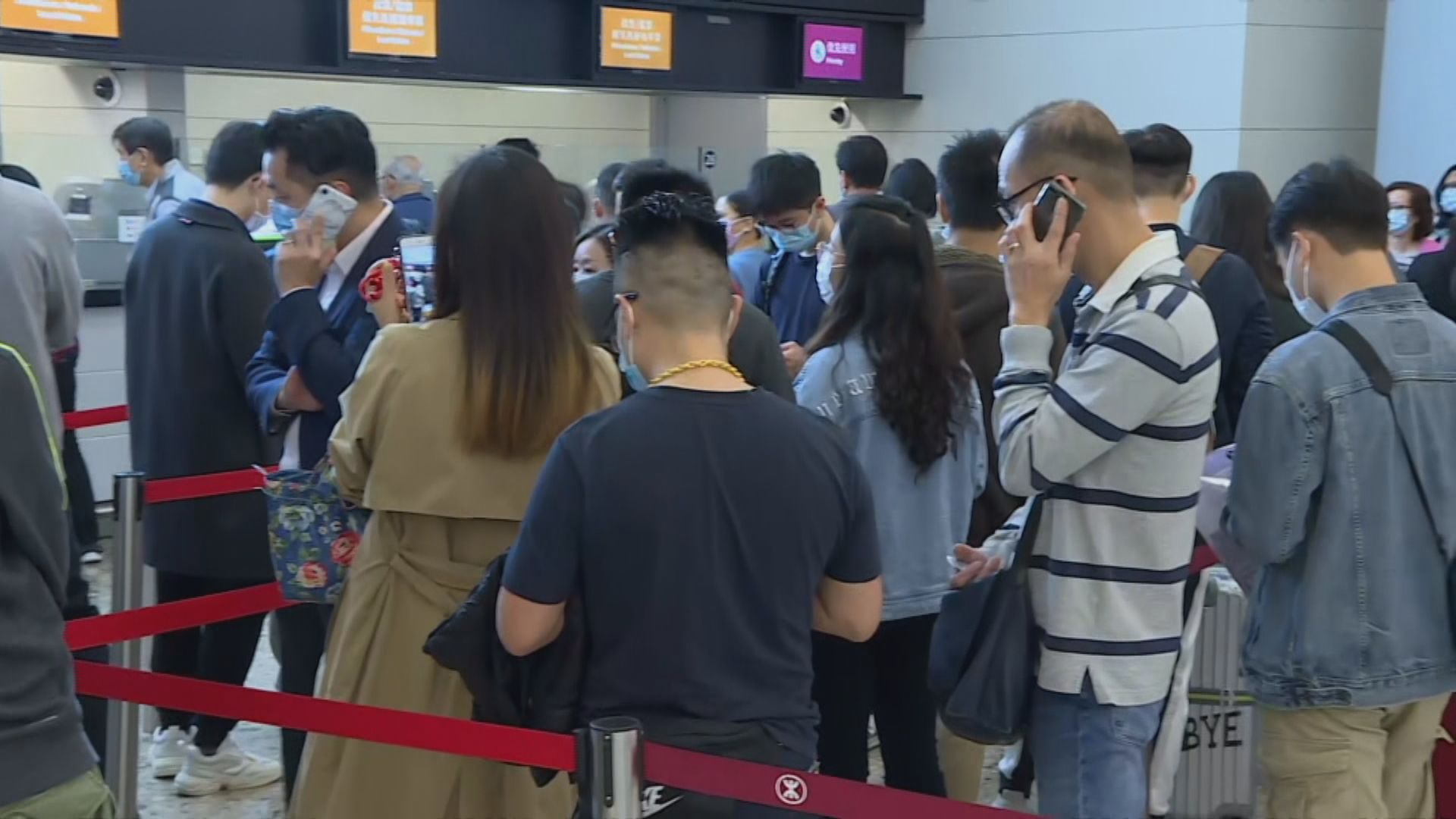 大批旅客在高鐵西九龍站排隊退票