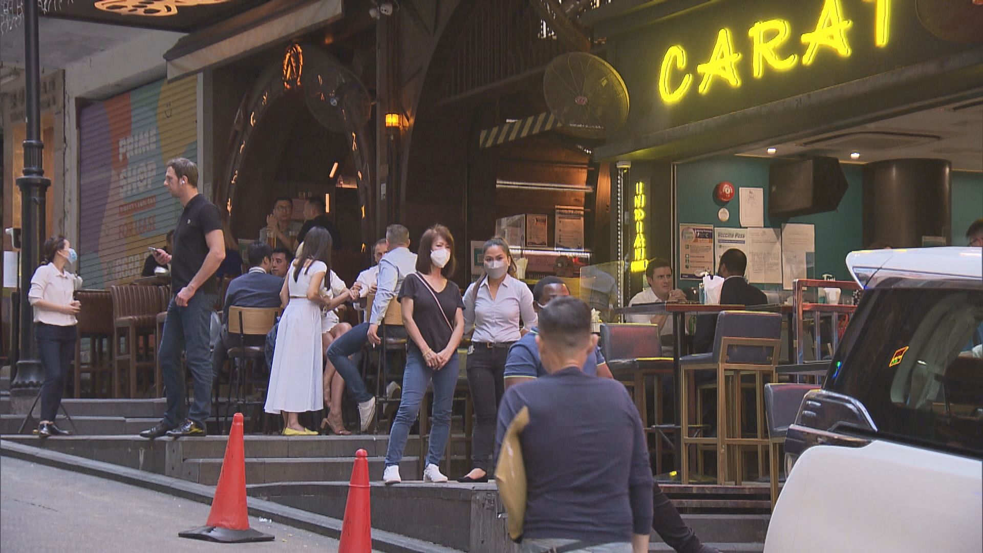 周四起入酒吧及夜店毋須做快測　撤銷表演場地及戲院人數上限