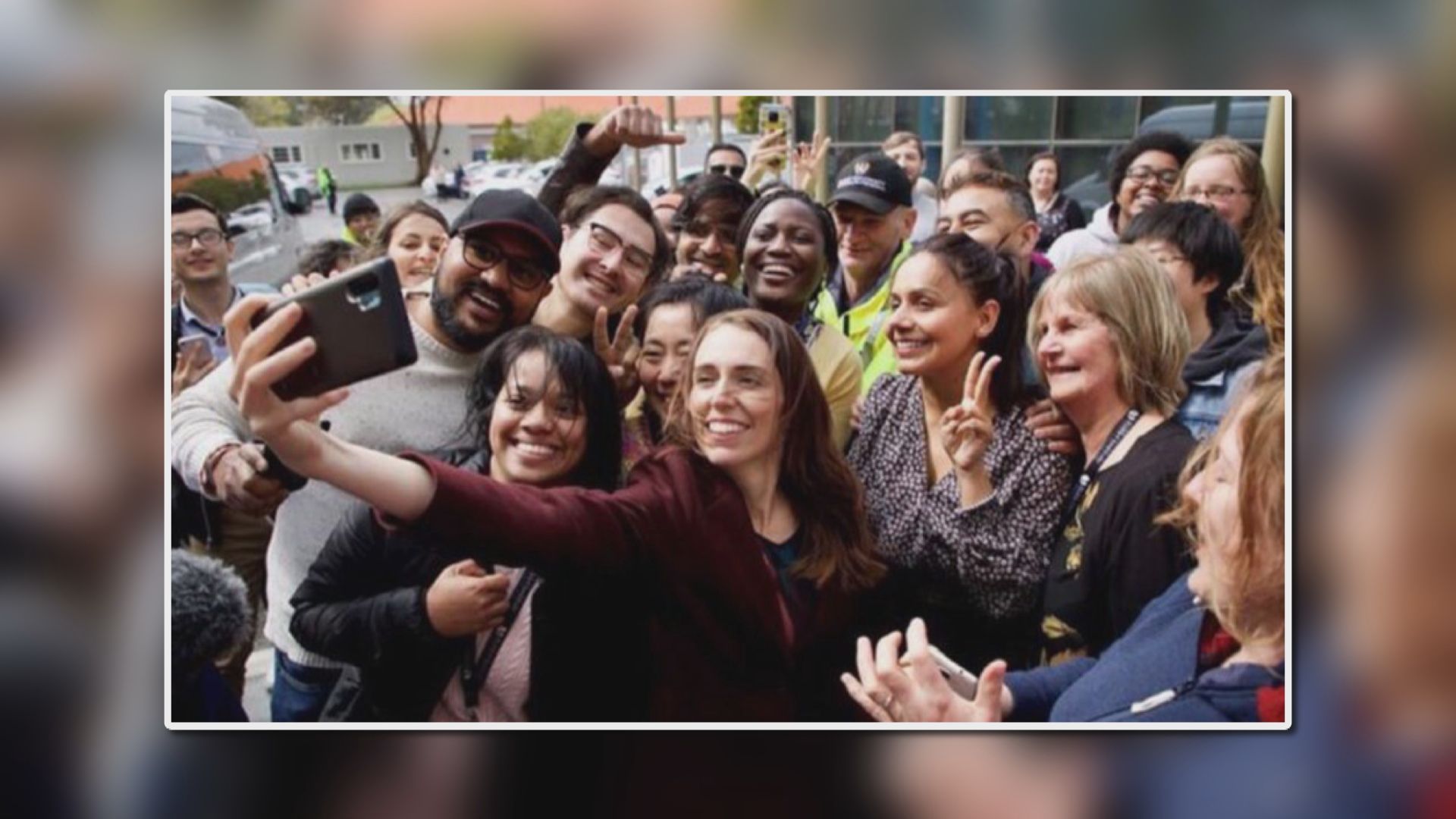 與十多人近距離自拍　新西蘭總理阿德恩承認犯錯