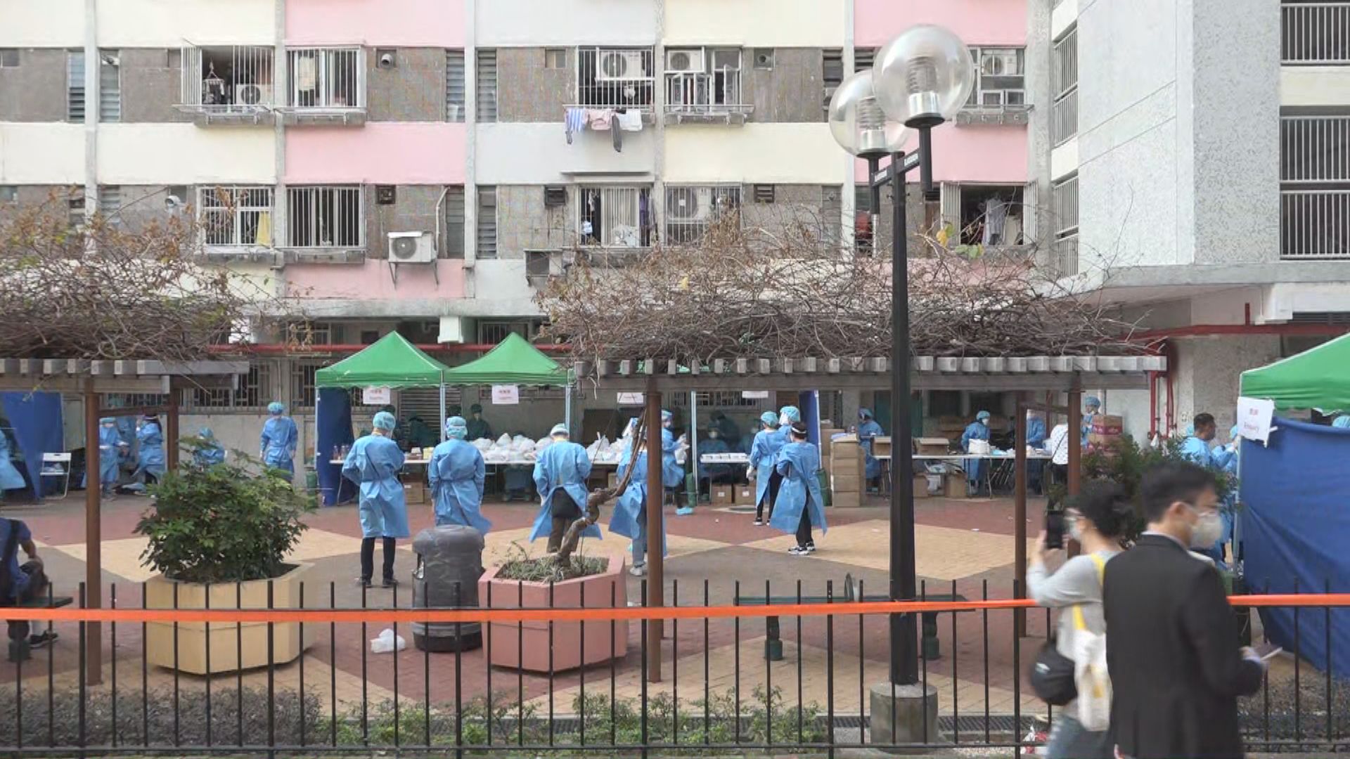 政府圍封多幢大廈發現逾千人染疫