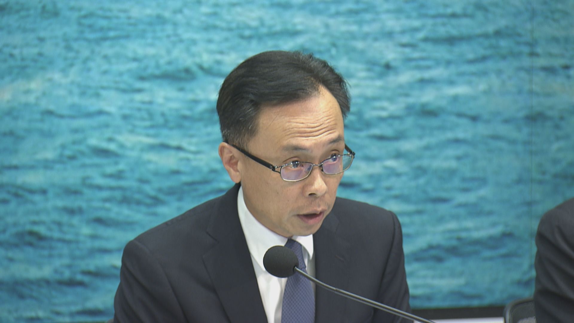 政府考慮公共衞生風險後計劃分批安排滯留湖北港人返港