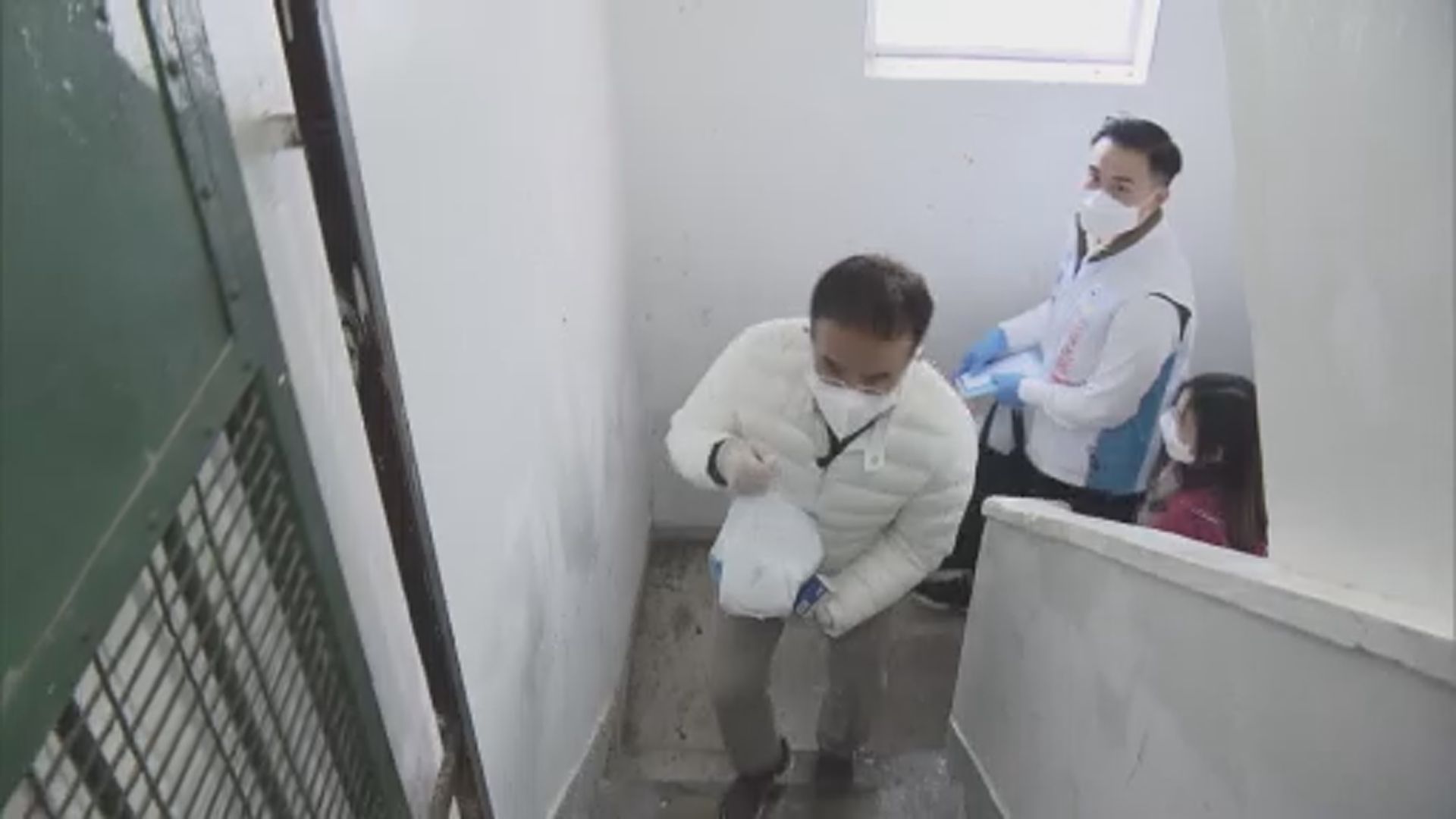 政府陸續向全港住戶派發防疫服務包