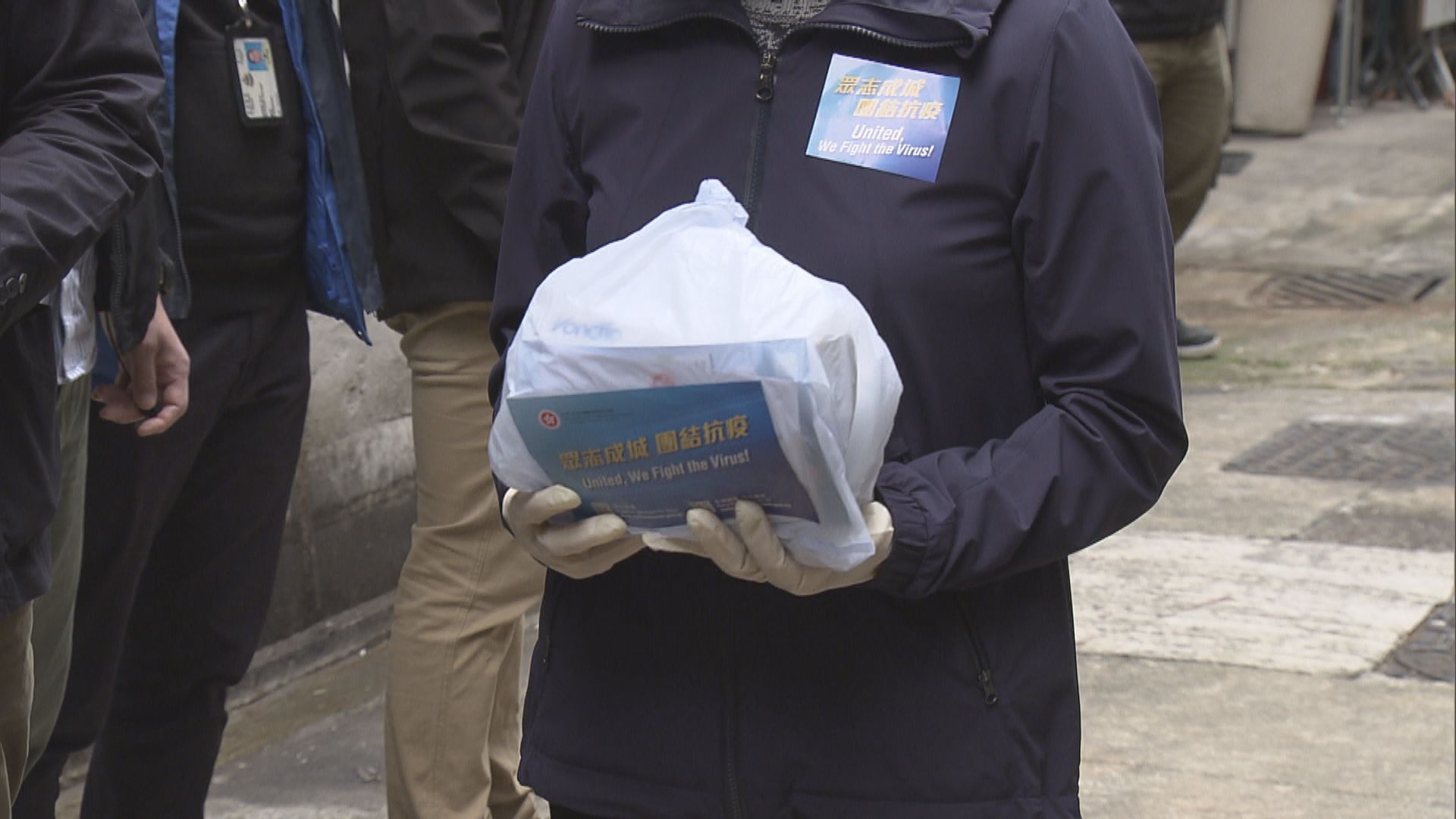 政府向全港住戶派發防疫服務包　首日派出逾157萬份