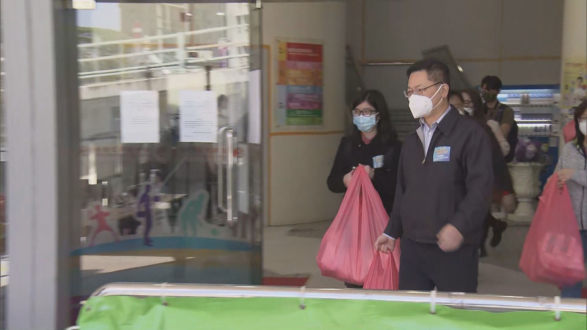 政府官員繼續落區協助派發防疫服務包