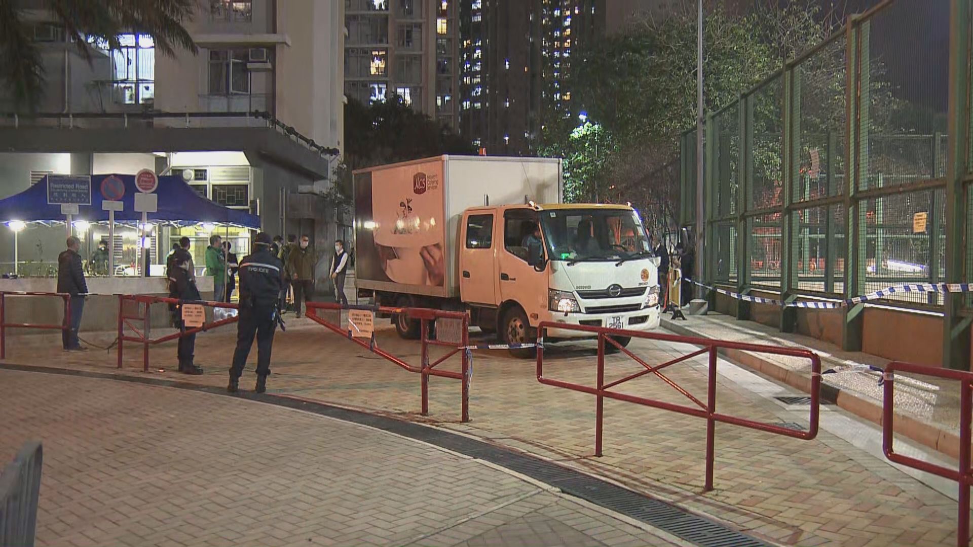 葵涌邨逸葵樓展開五日禁足令　居民購備大量食物及日用品