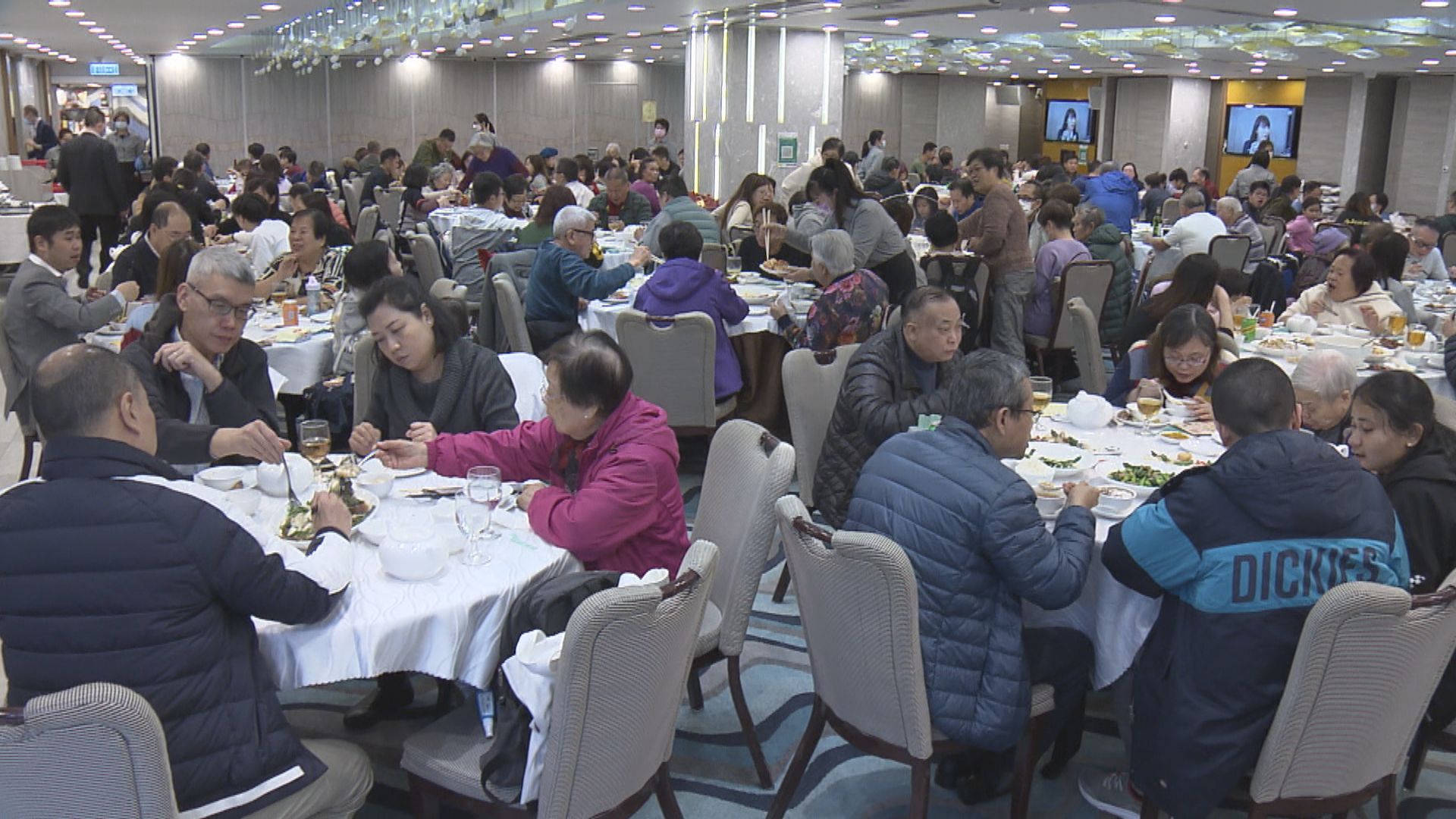 政府放寬社交距離措施　下周四起食肆每枱增至12人