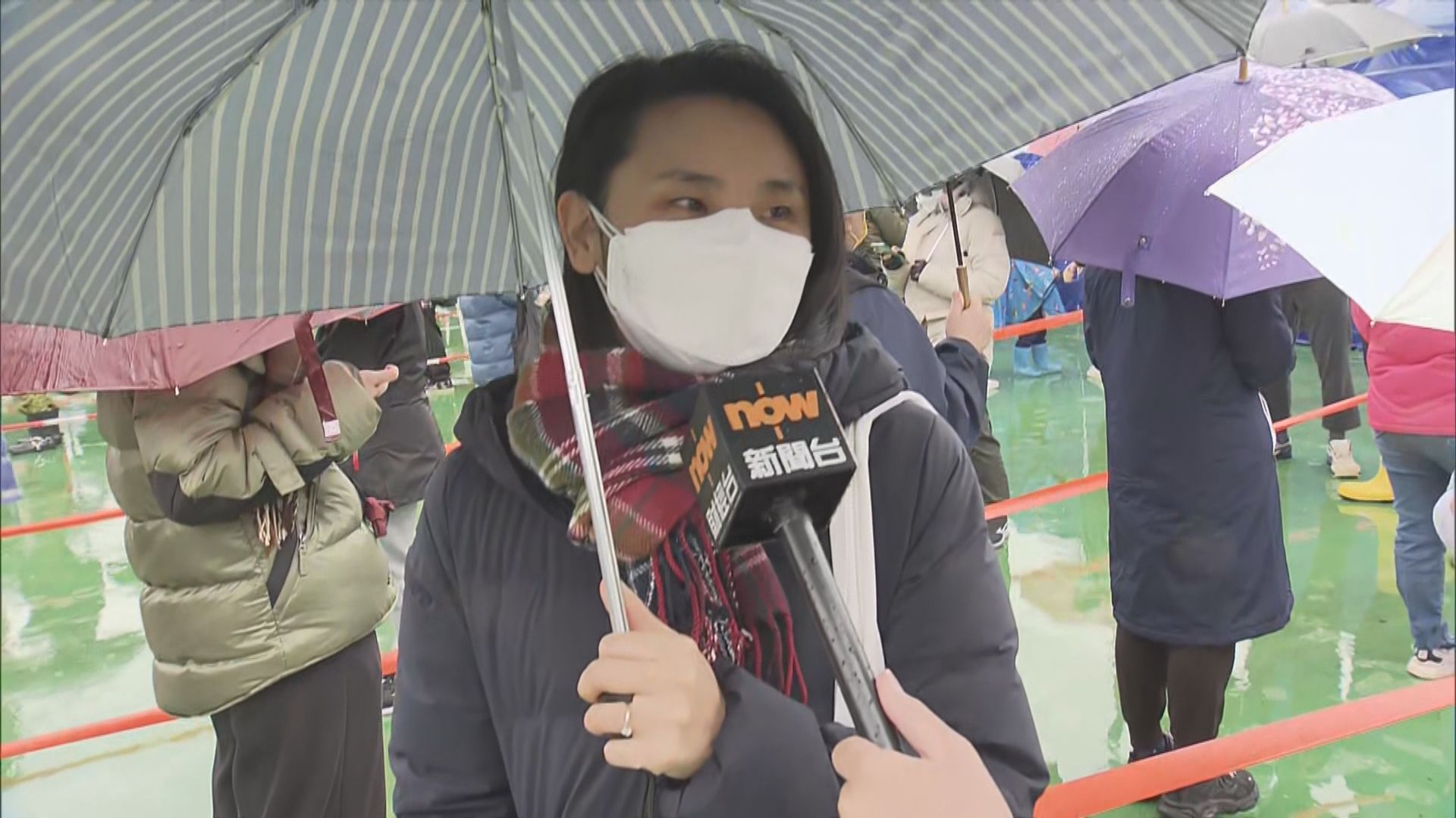 過百名市民寒冷天氣下冒雨排隊等候檢測