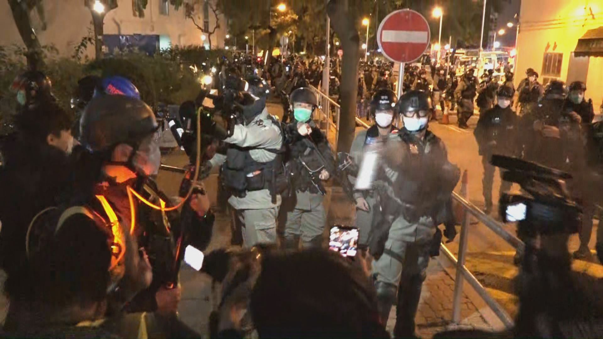 九龍灣居民遊行反對設指定診所　防暴警施放胡椒噴霧