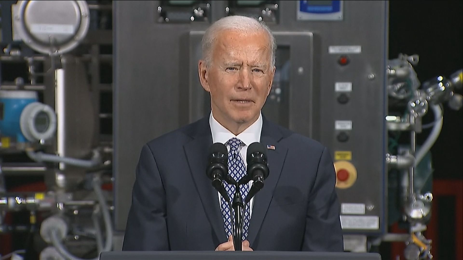 拜登參觀輝瑞藥廠疫苗生產設施　呼籲國民接種新冠疫苗