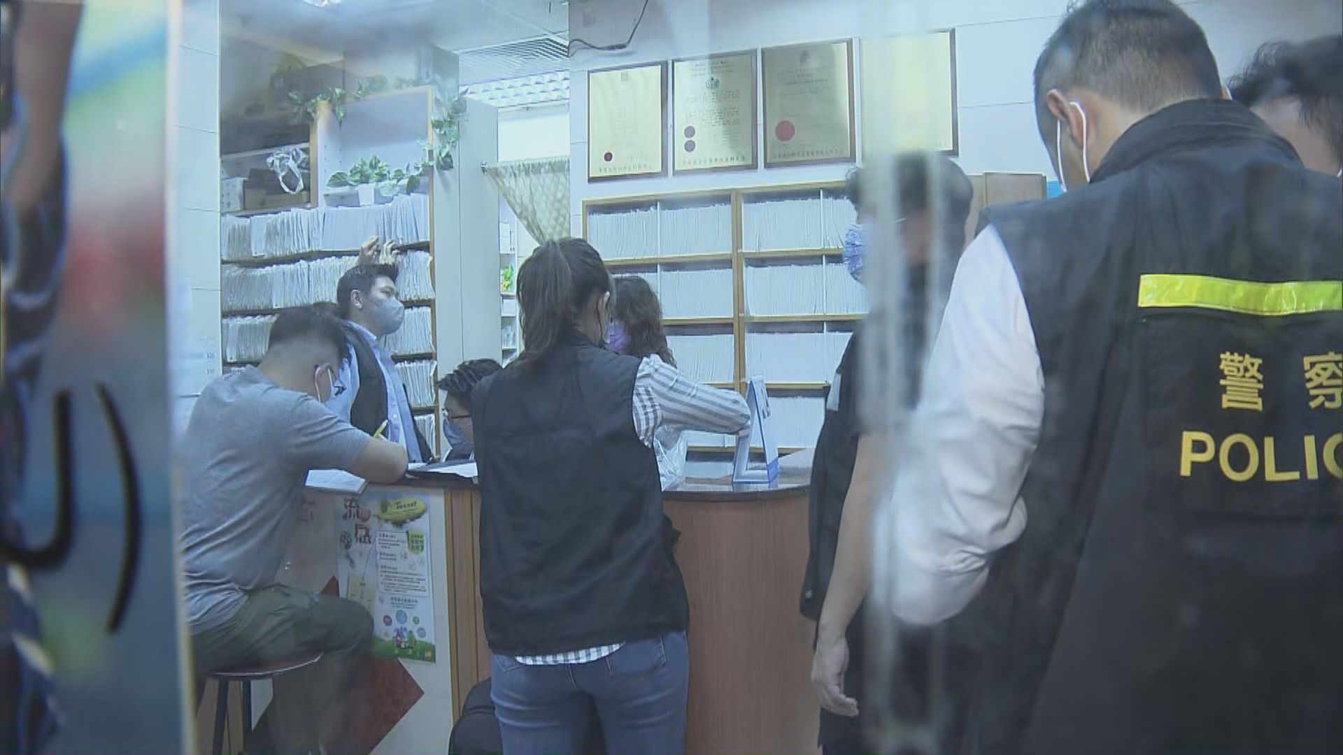 消息指警方拘捕三名西醫涉濫發「免針紙」