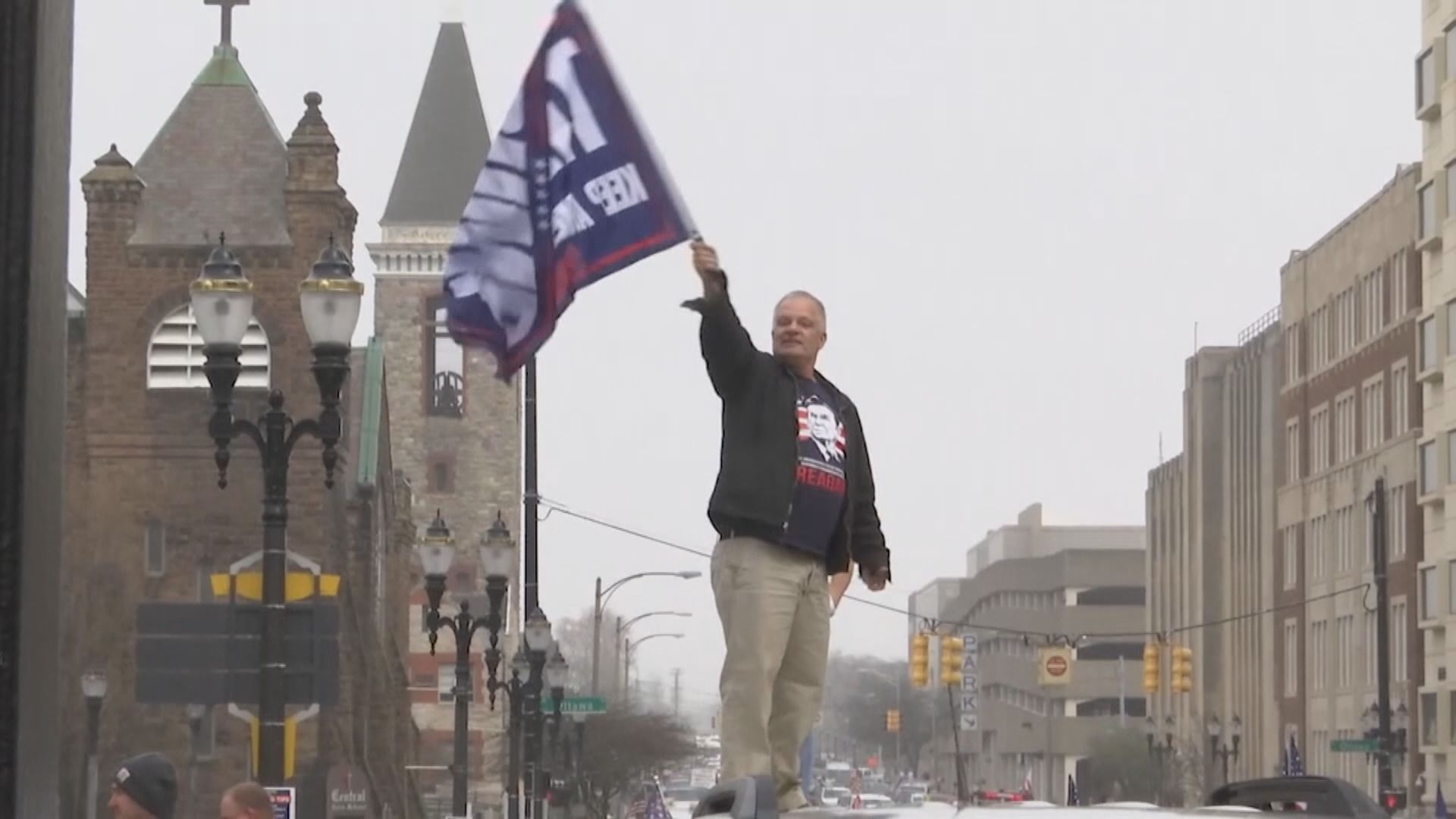 美國密歇根州數千人上街示威　抗議延長居家令