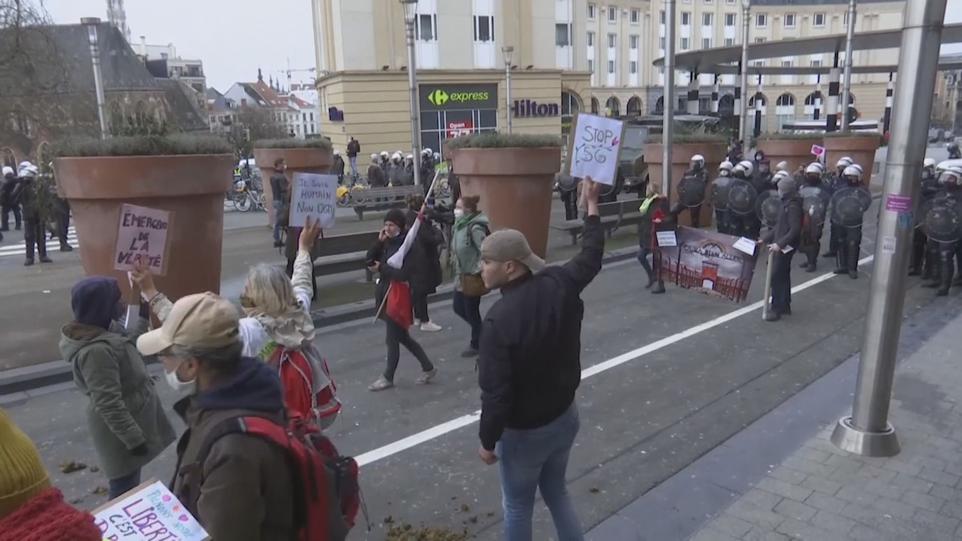 比利時反防疫措施示威　近五百人被捕