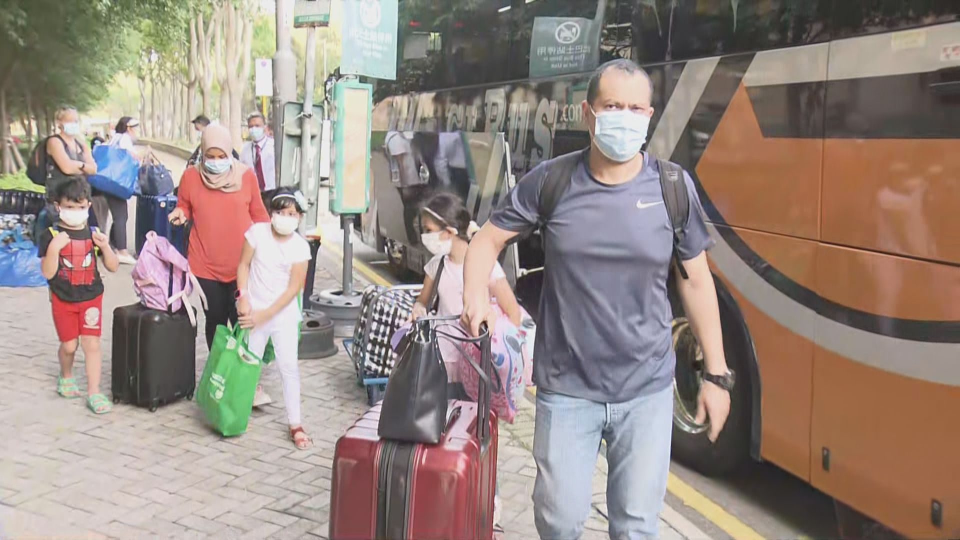 東涌映灣園檢疫居民分批離開竹篙灣回家