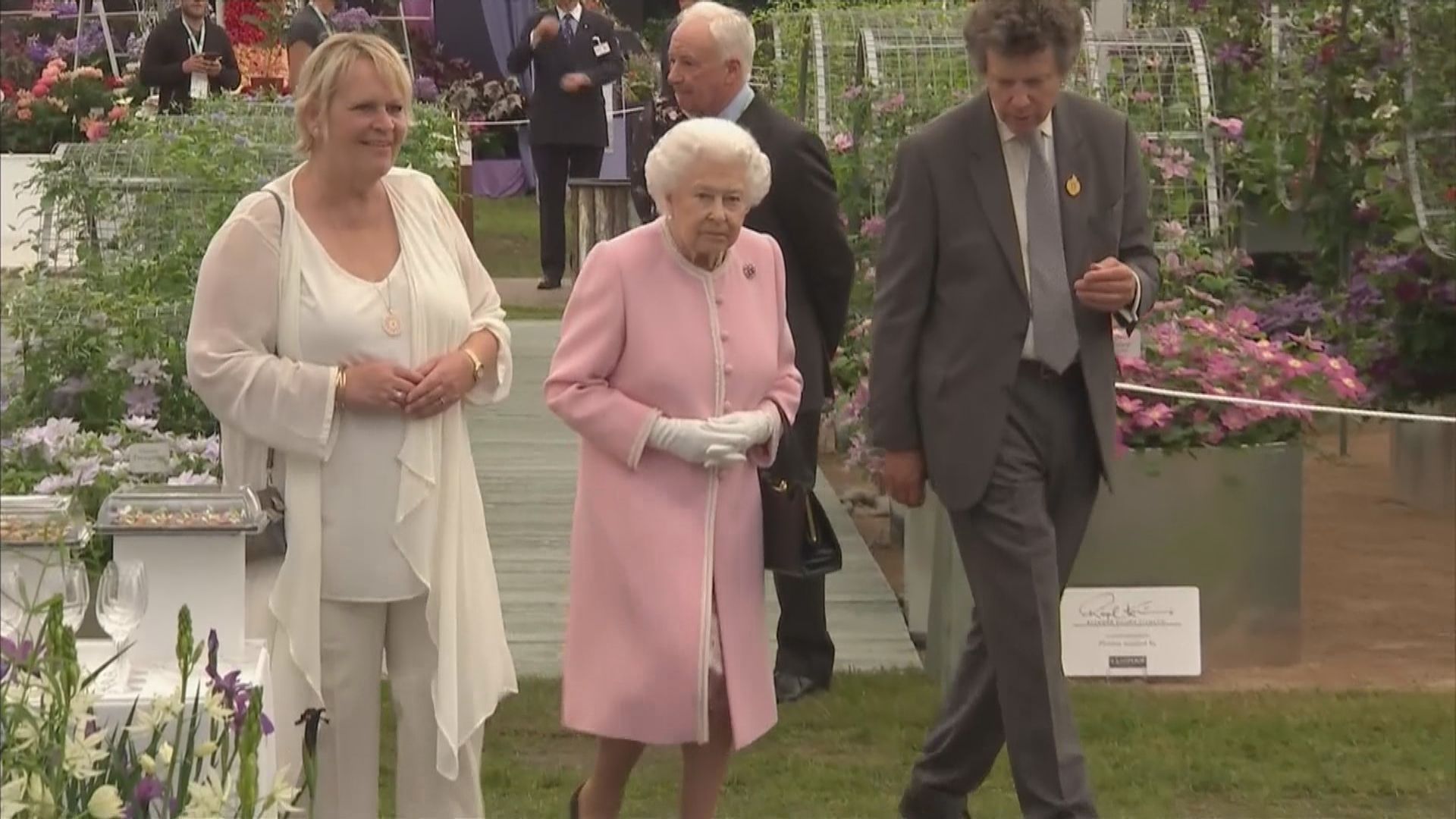 英女王本港時間周一凌晨三時發表特別電視講話