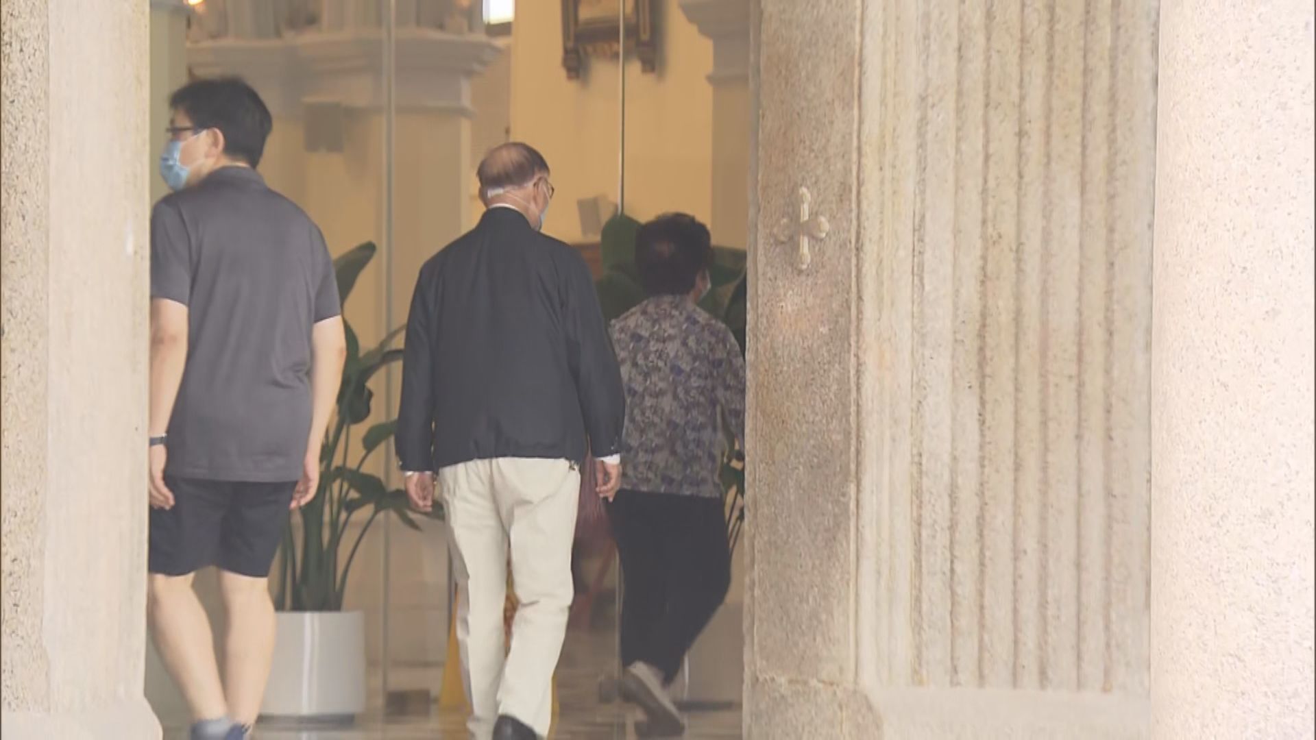 宗教活動限制放寬　教徒到教堂望彌撒