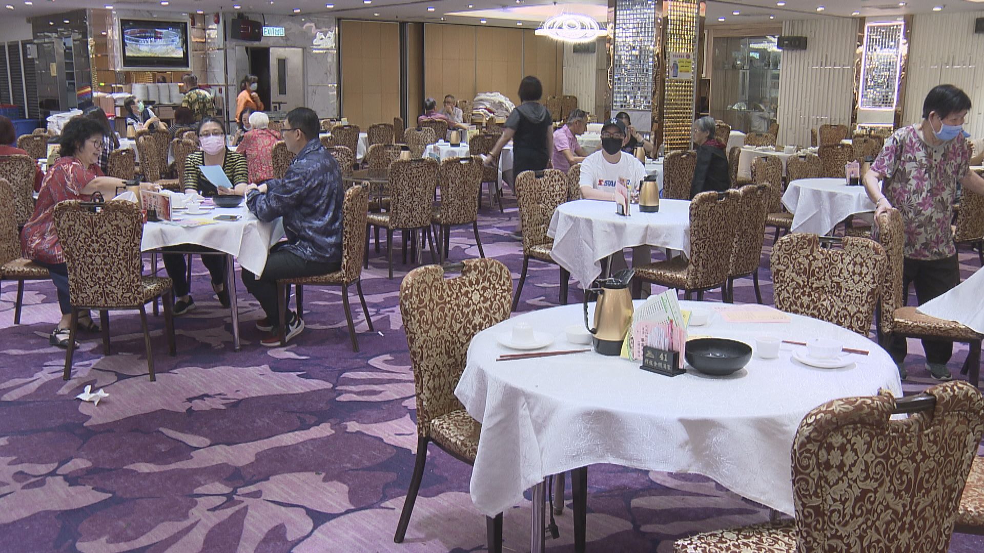 【收緊限制】周六起食肆每枱上限八人　酒吧每枱四人