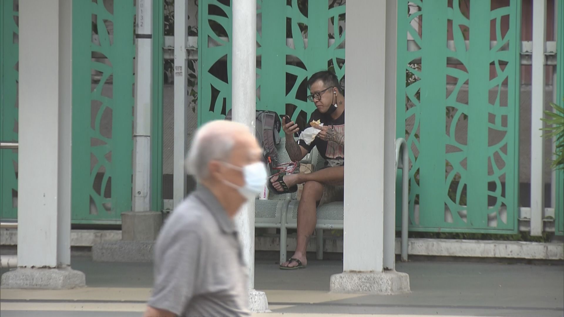 食肆即日起全面禁堂食　不少市民在室外用餐