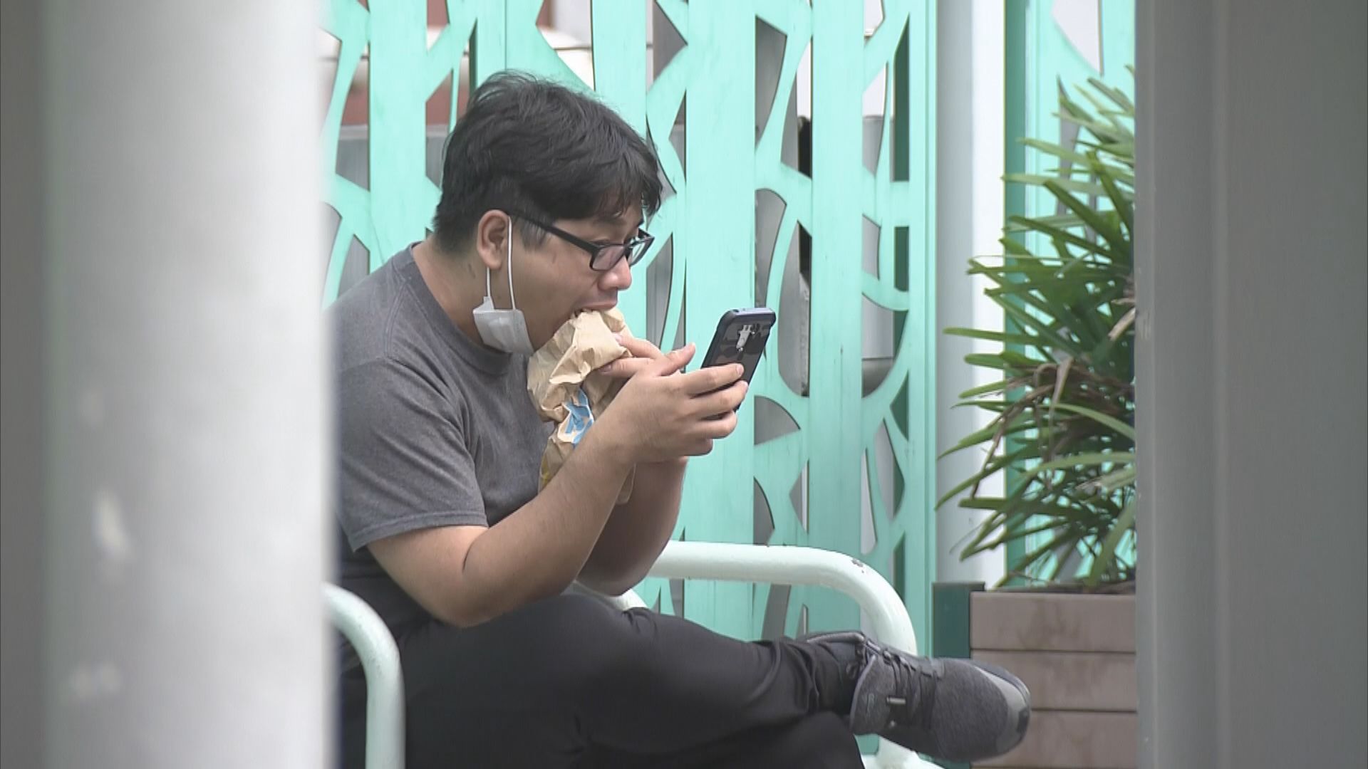 食肆即日起全面禁堂食　市民在室外用餐憂衛生問題