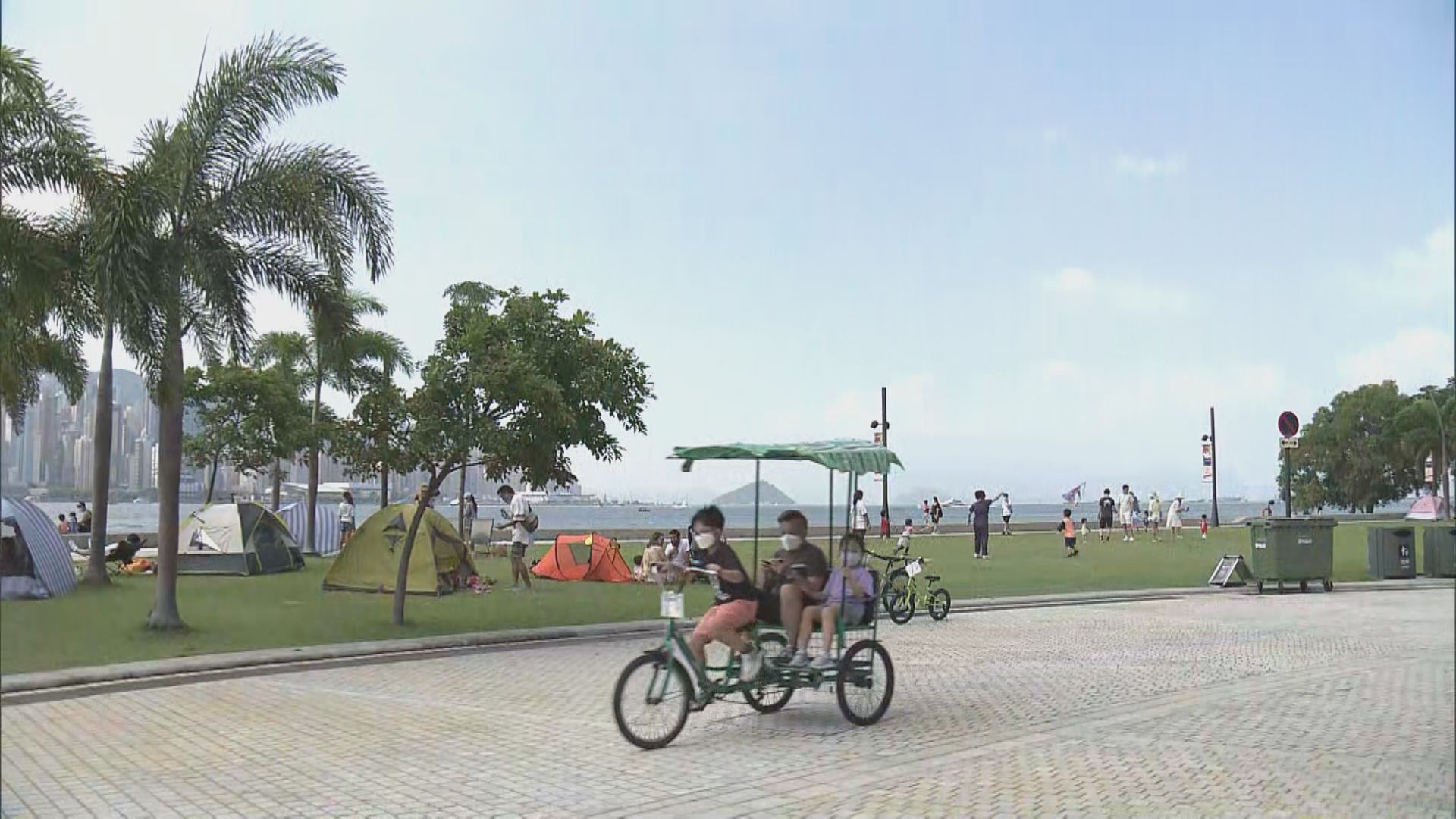 西九文化區周末現人潮　有市民盼限聚、口罩令能鬆綁