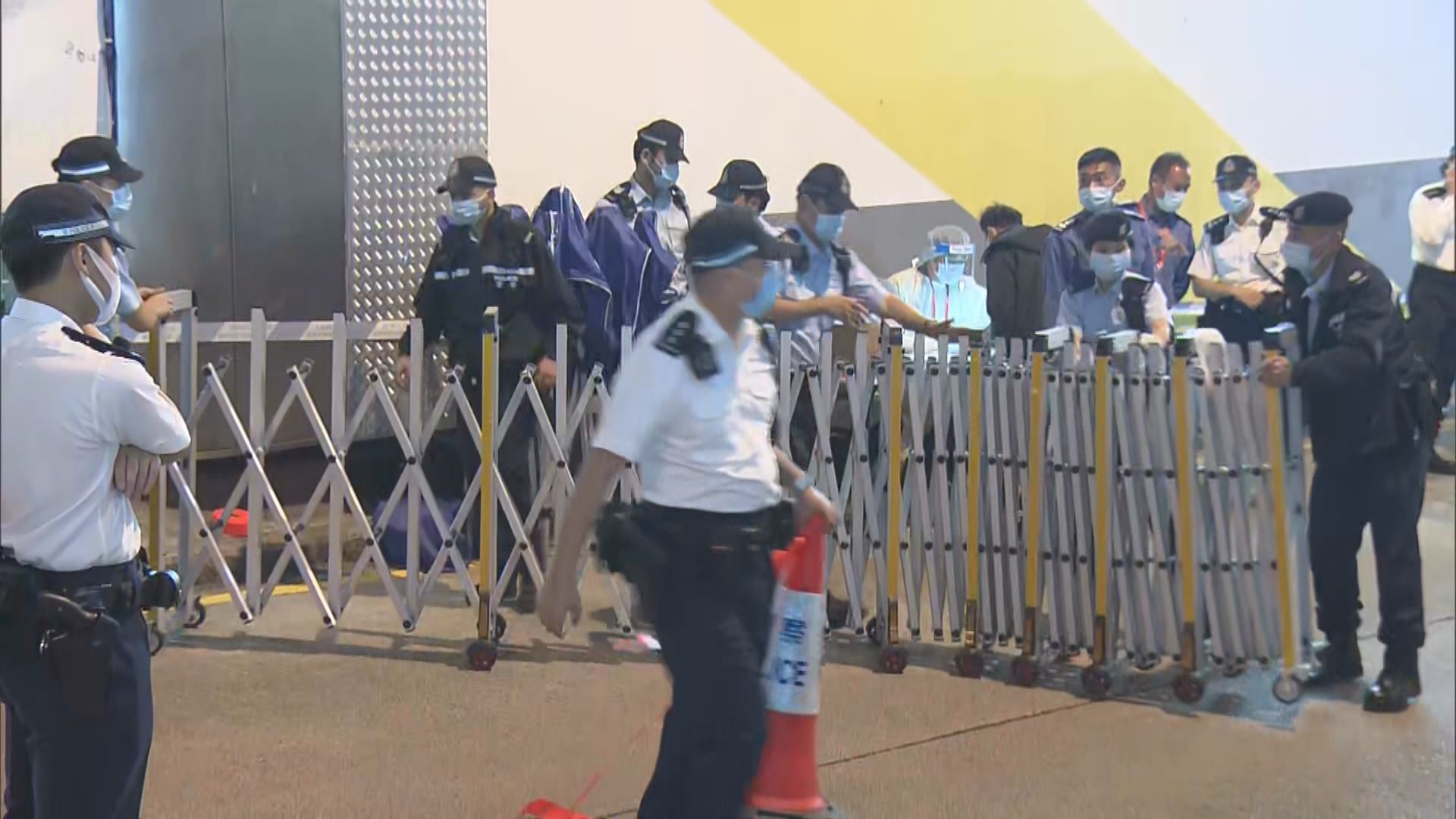 政府突襲四區劃受限區域強檢　有商戶須通宵在舖頭等候檢測結果