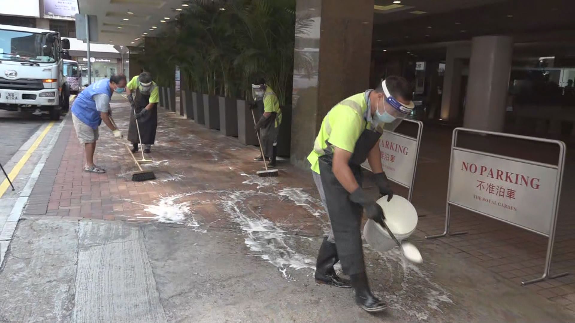 食環署在帝苑酒店外清潔和消毒