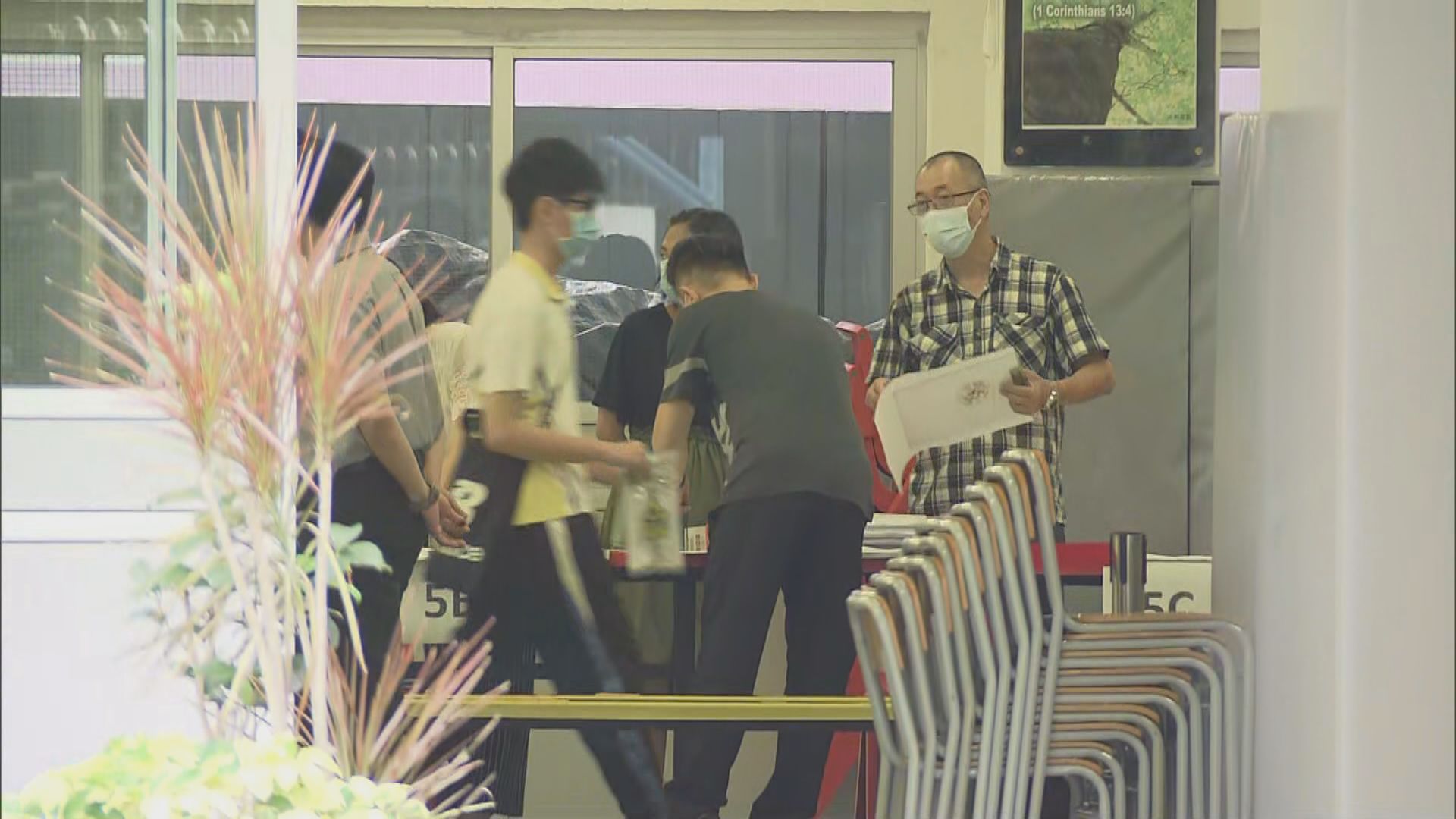 衞生署職員到黃大仙扶輪中學收集樣本瓶