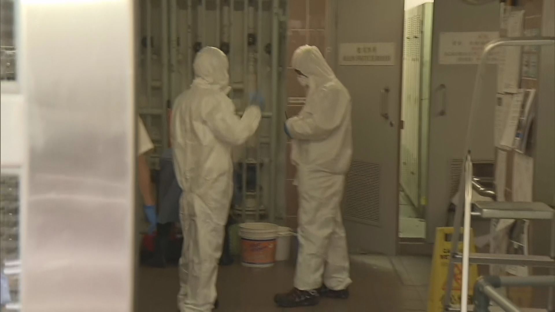 衞生署人員繼續到祿泉樓收集居民樣本瓶