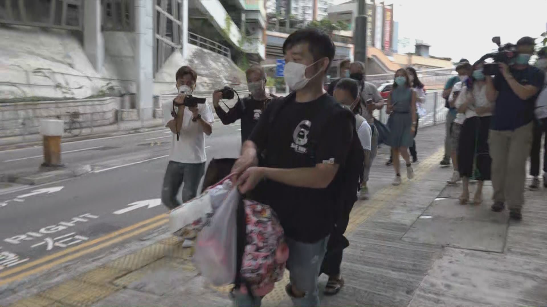 消息指11名水泉澳邨居民初步確診　有居民暫時搬走