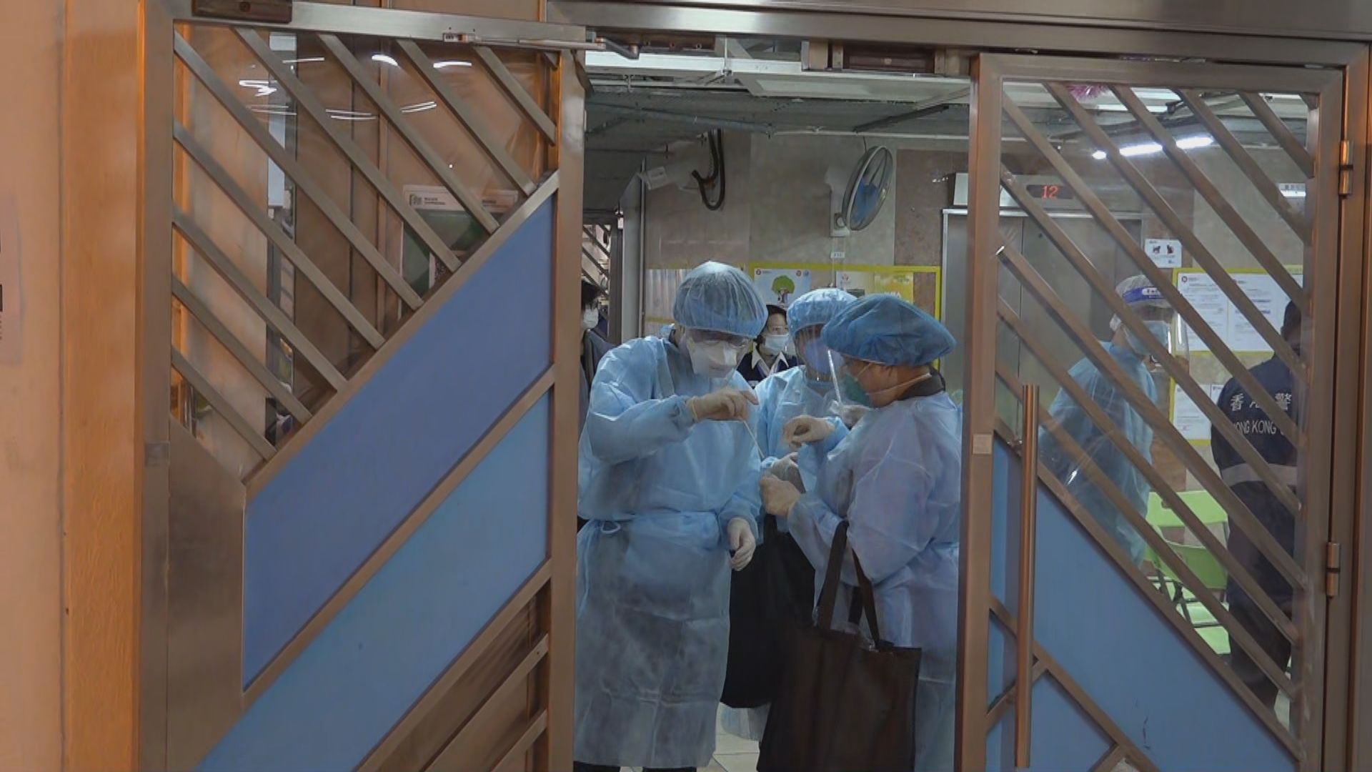 衞生防護中心人員到沙田乙明邨明恩樓採集環境樣本