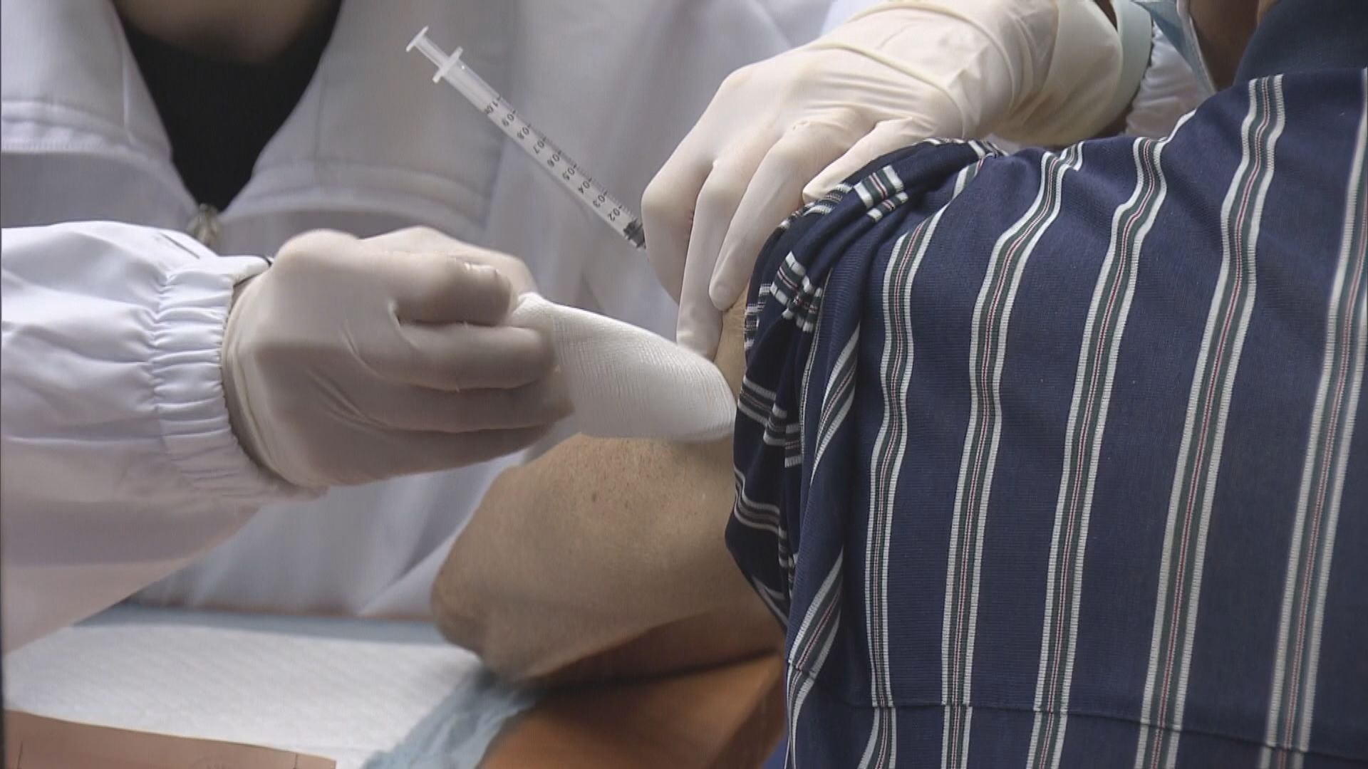 社署與醫療團隊籌劃外展隊到院舍提供復必泰接種服務