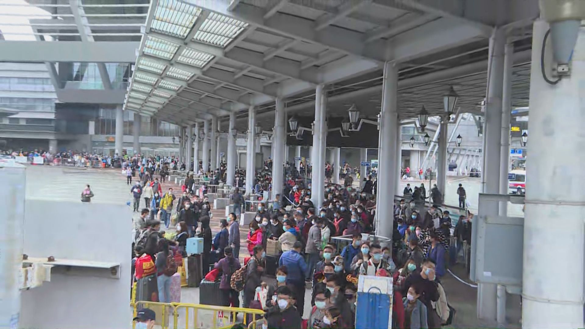 強制檢疫措施生效前夕　深圳灣口岸出現返港人潮