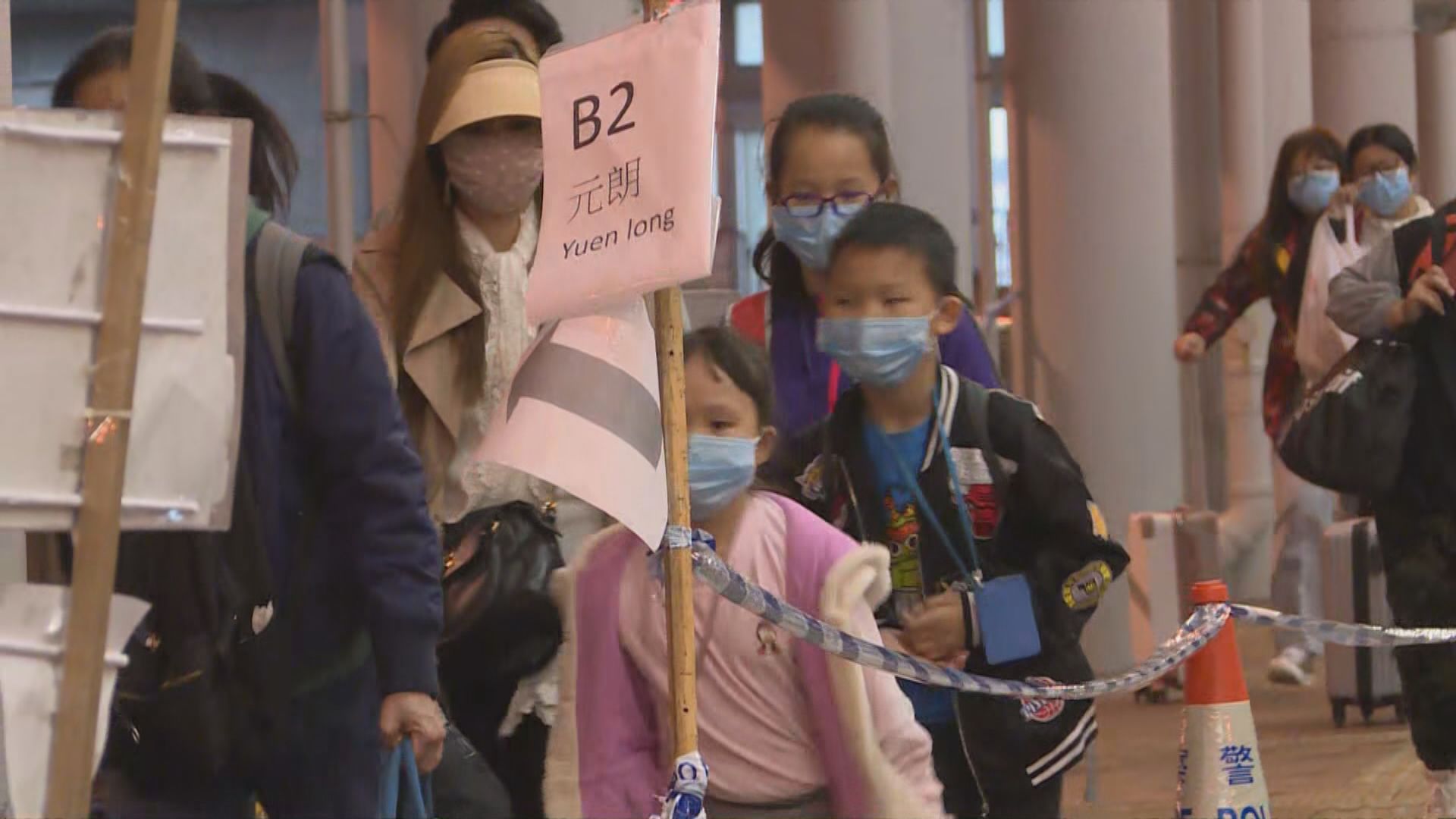 深圳灣返港人潮持續　有中港家庭指強制檢疫造成不便
