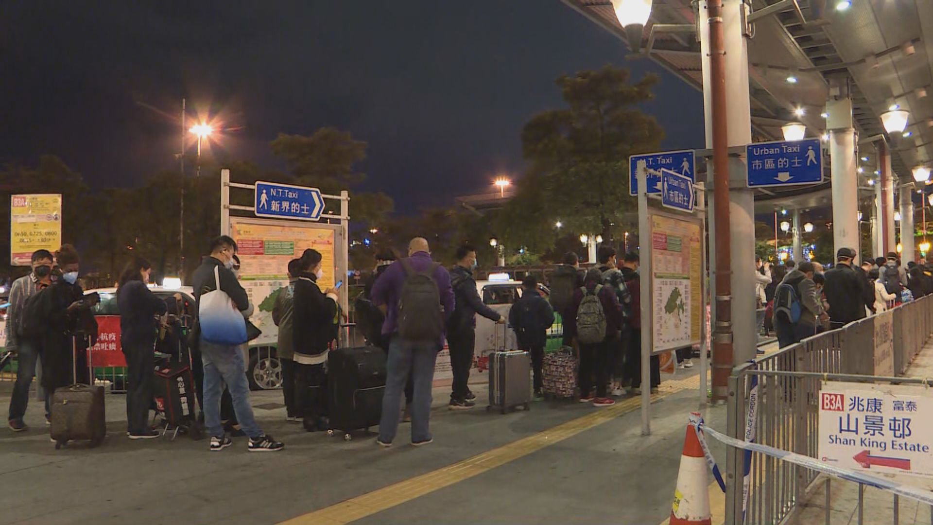 深圳灣返港人潮不斷　跨境工作人士連夜返港