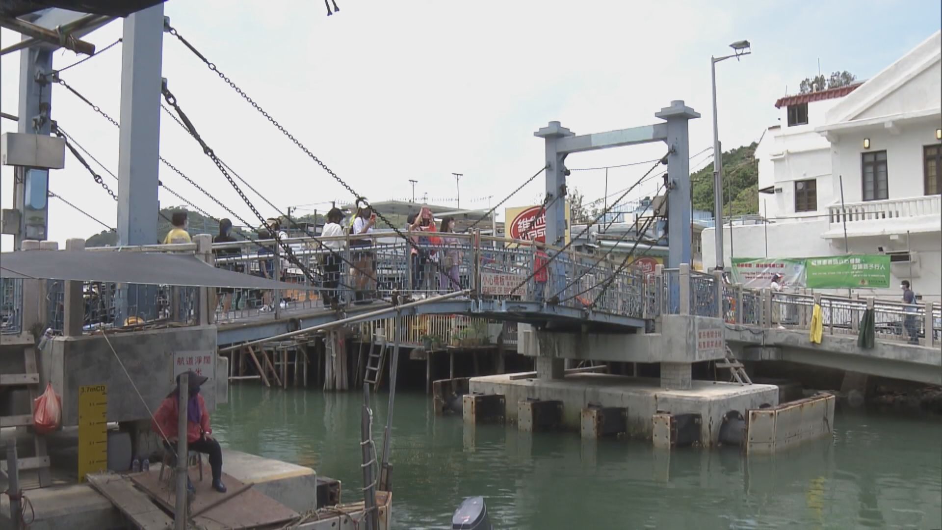 放寬社交距離首周不少市民到大澳遊玩　商戶指人流較放寬前少