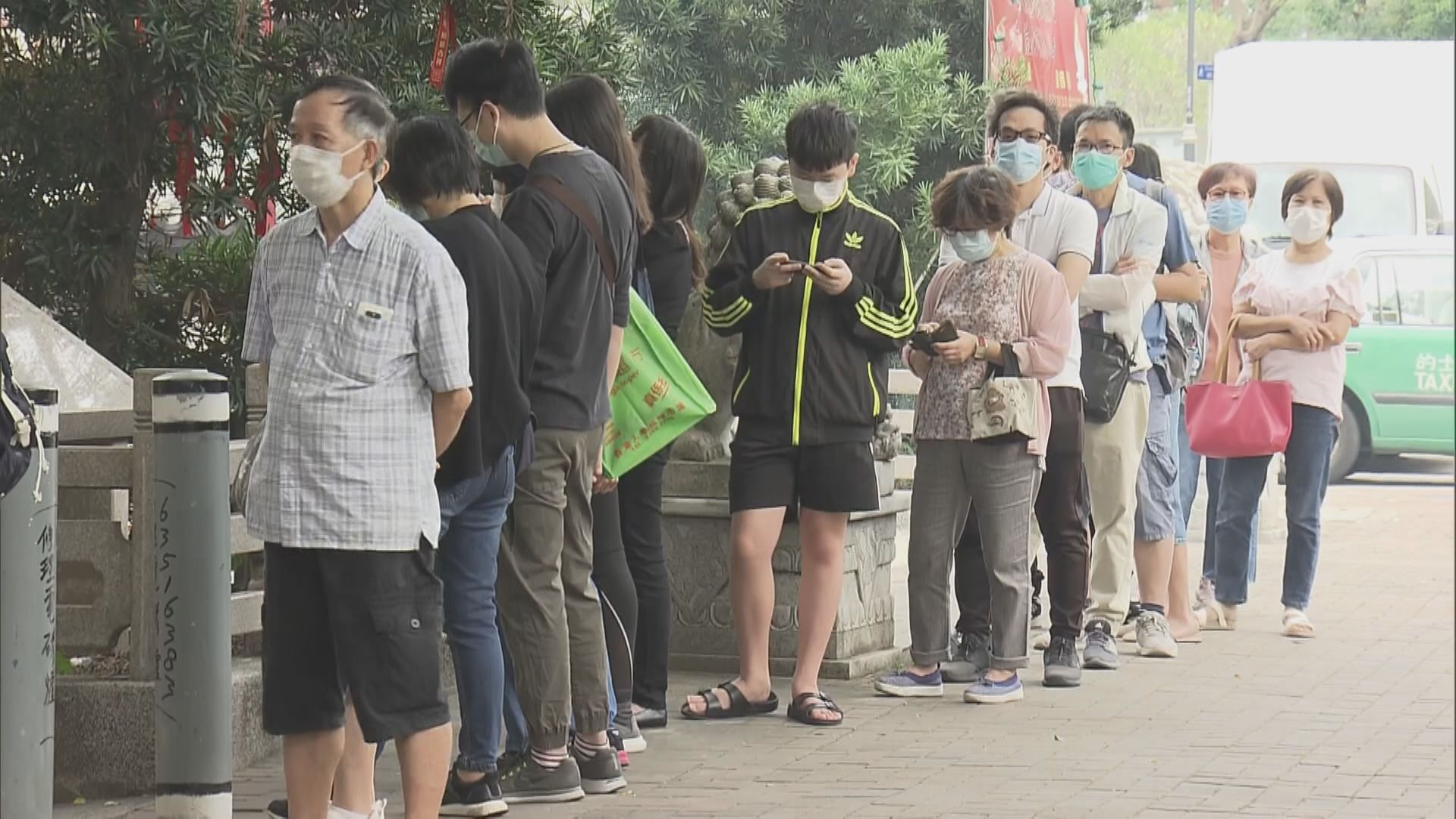 大埔過去一周多宗確診　居民普通科門診排隊取樣本瓶