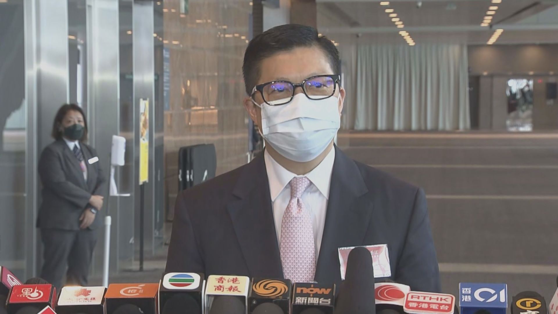 鄧炳強完成家居檢疫　返回辦公室工作