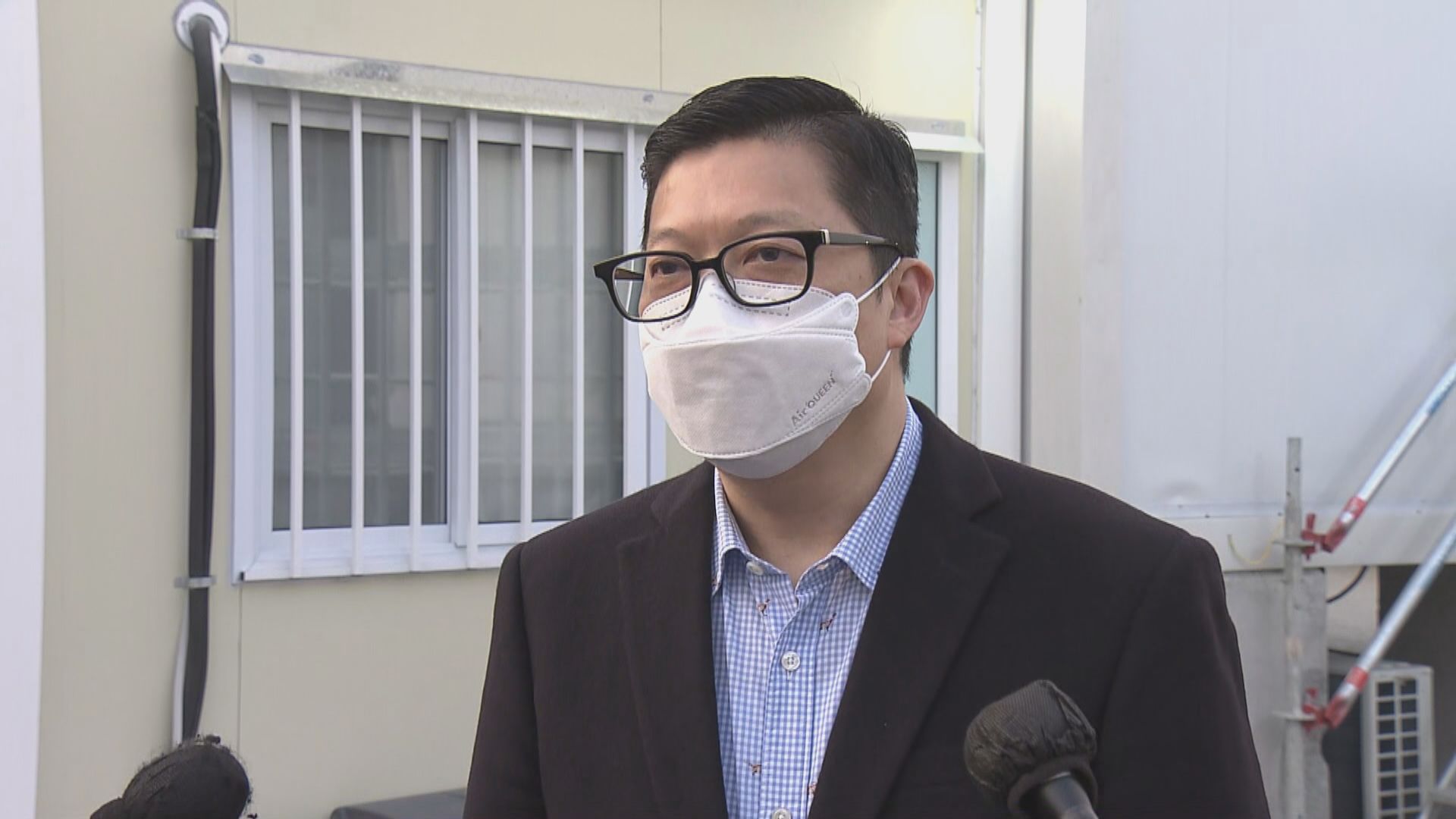 鄧炳強視察青衣隔離設施