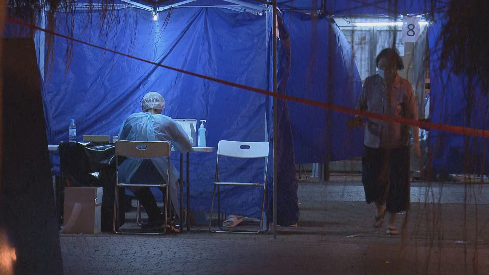 機場職員初步確診變種病毒　逸東邨美逸樓圍封檢測