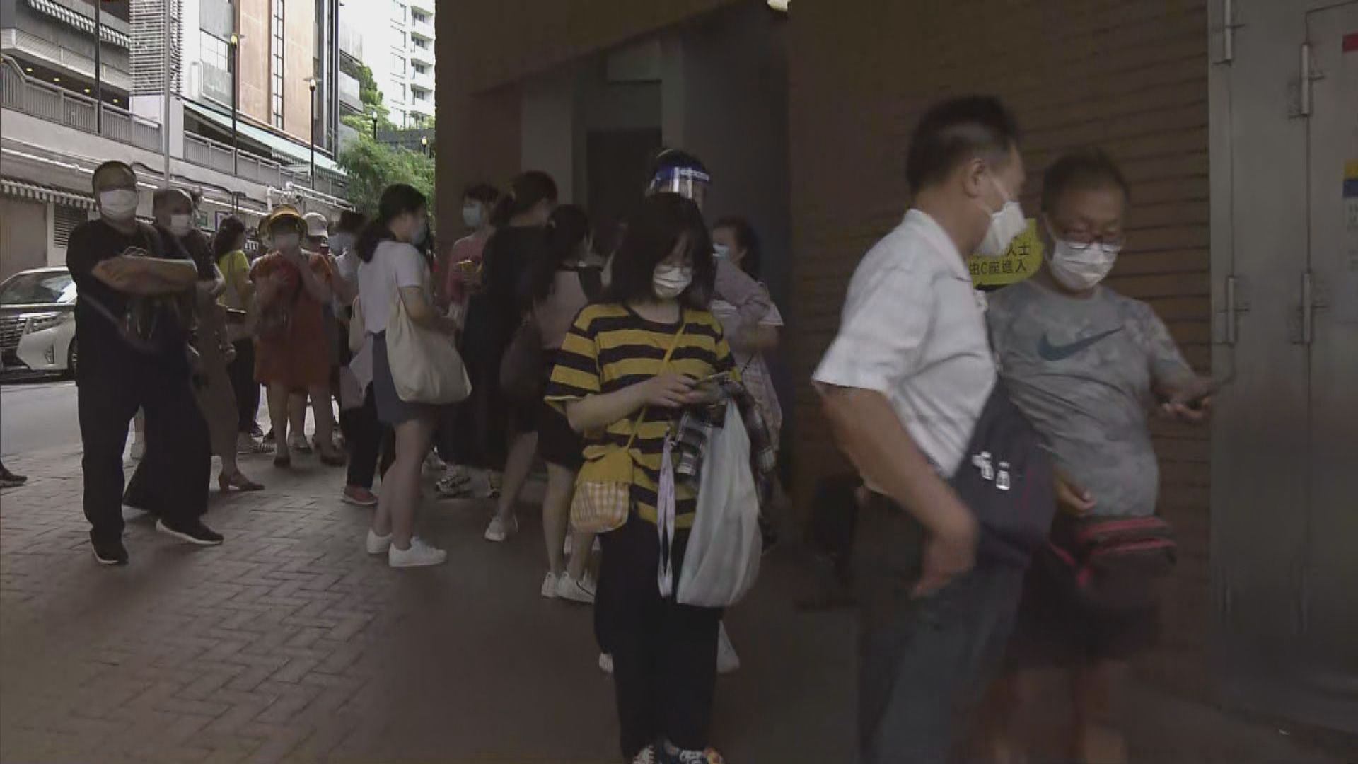 大批市民到私家醫院　取籌進行病毒檢測