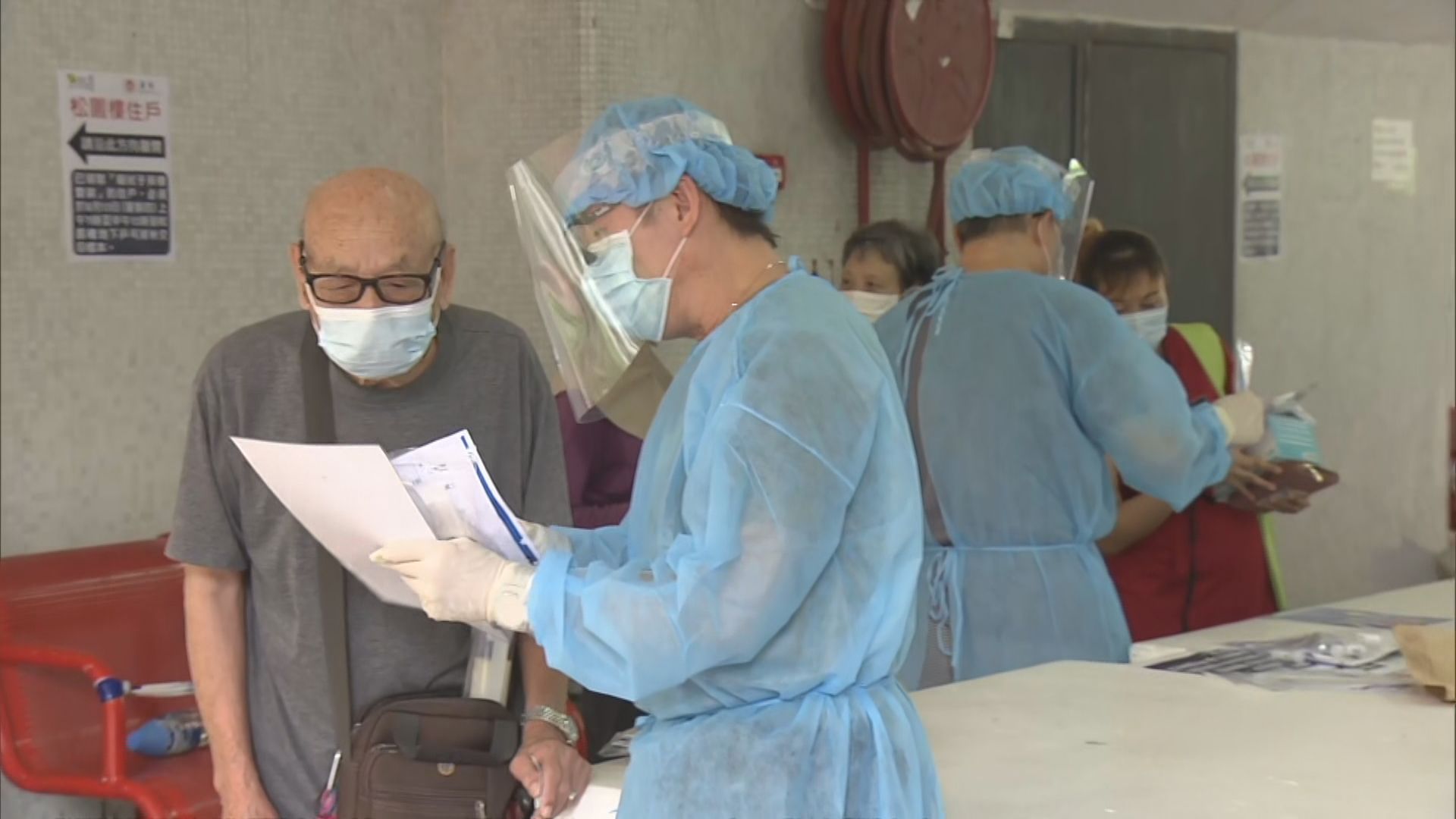 民政總署向竹園北邨松園樓居民派咽拭子採樣套裝