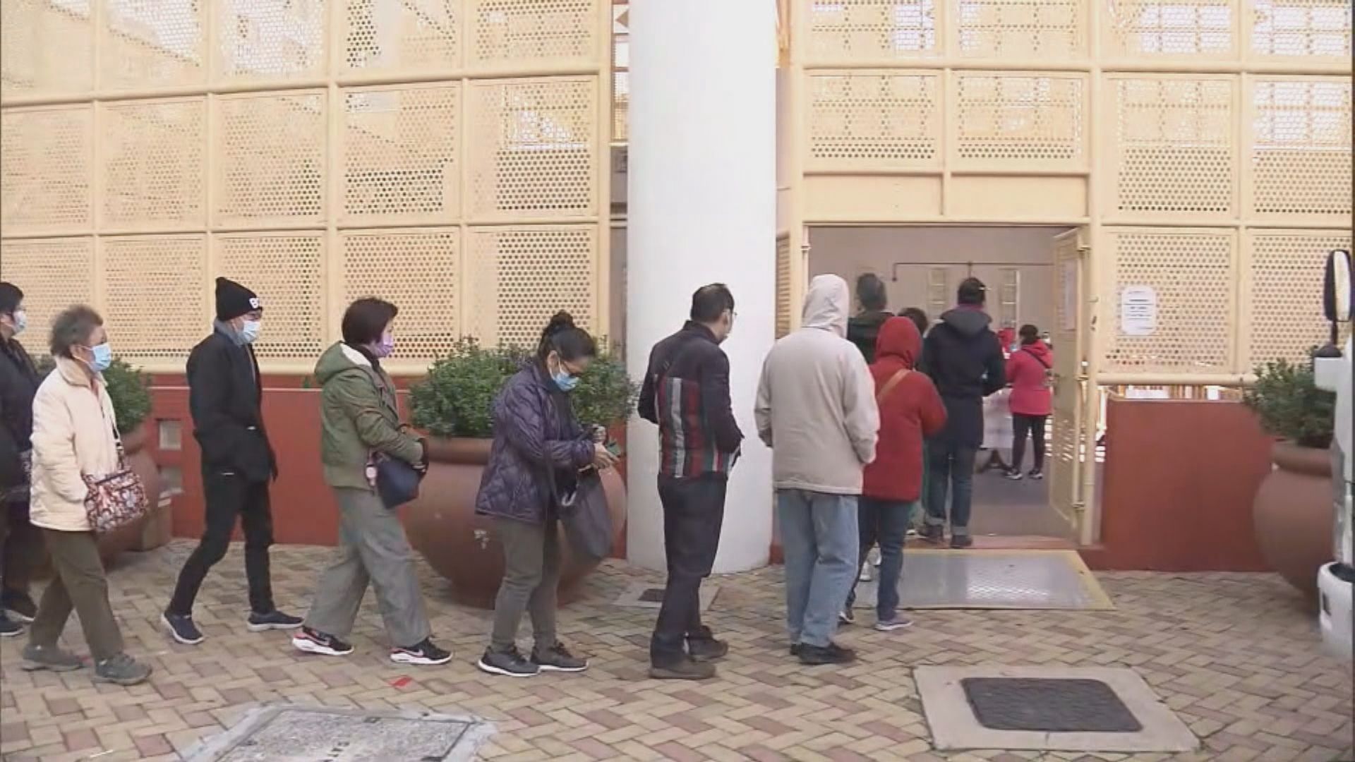 彩雲二邨啟輝樓需強制檢測　居民在寒風中大排長龍