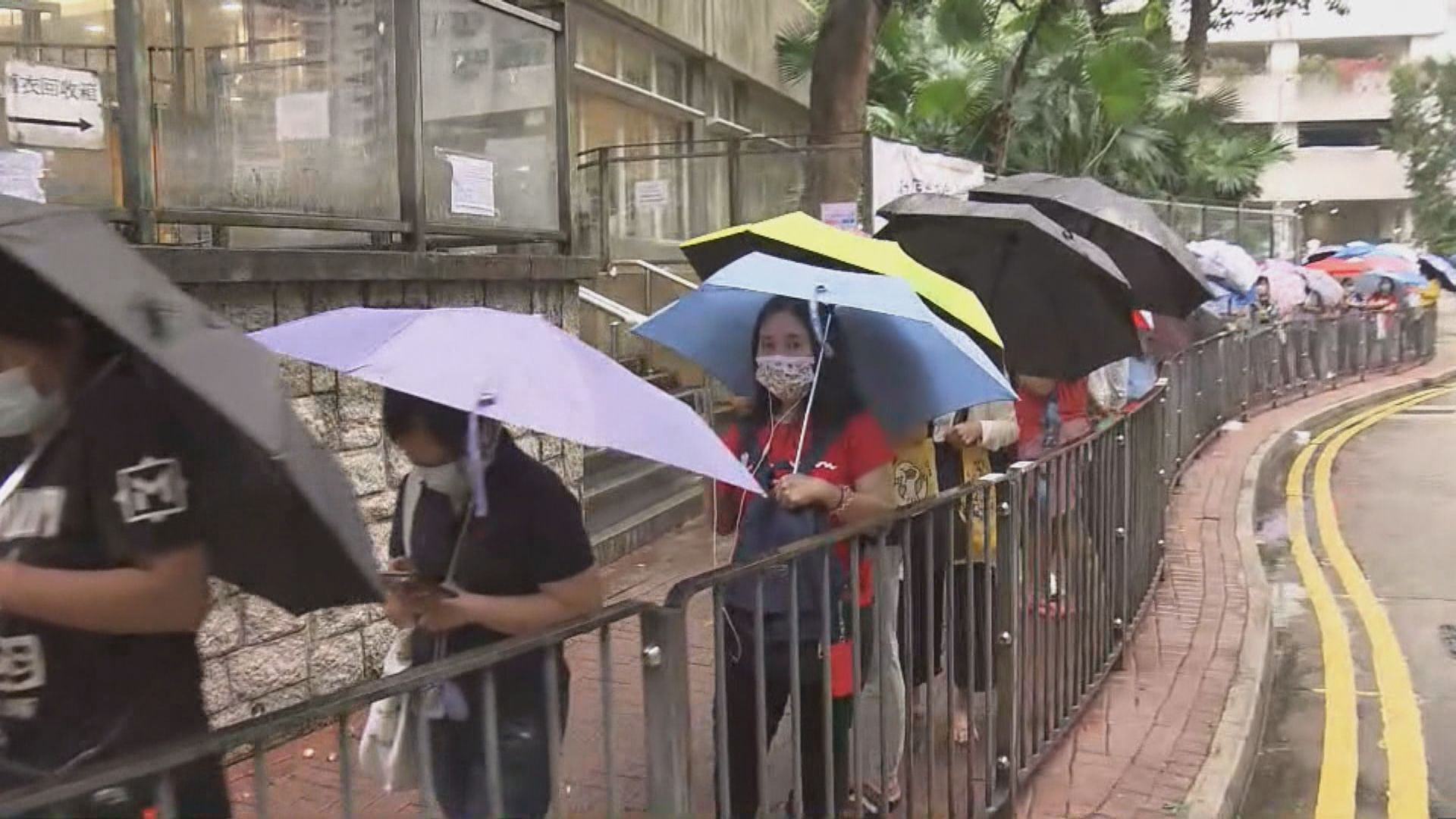 社區檢測中心預約名額爆滿　門外大排長龍