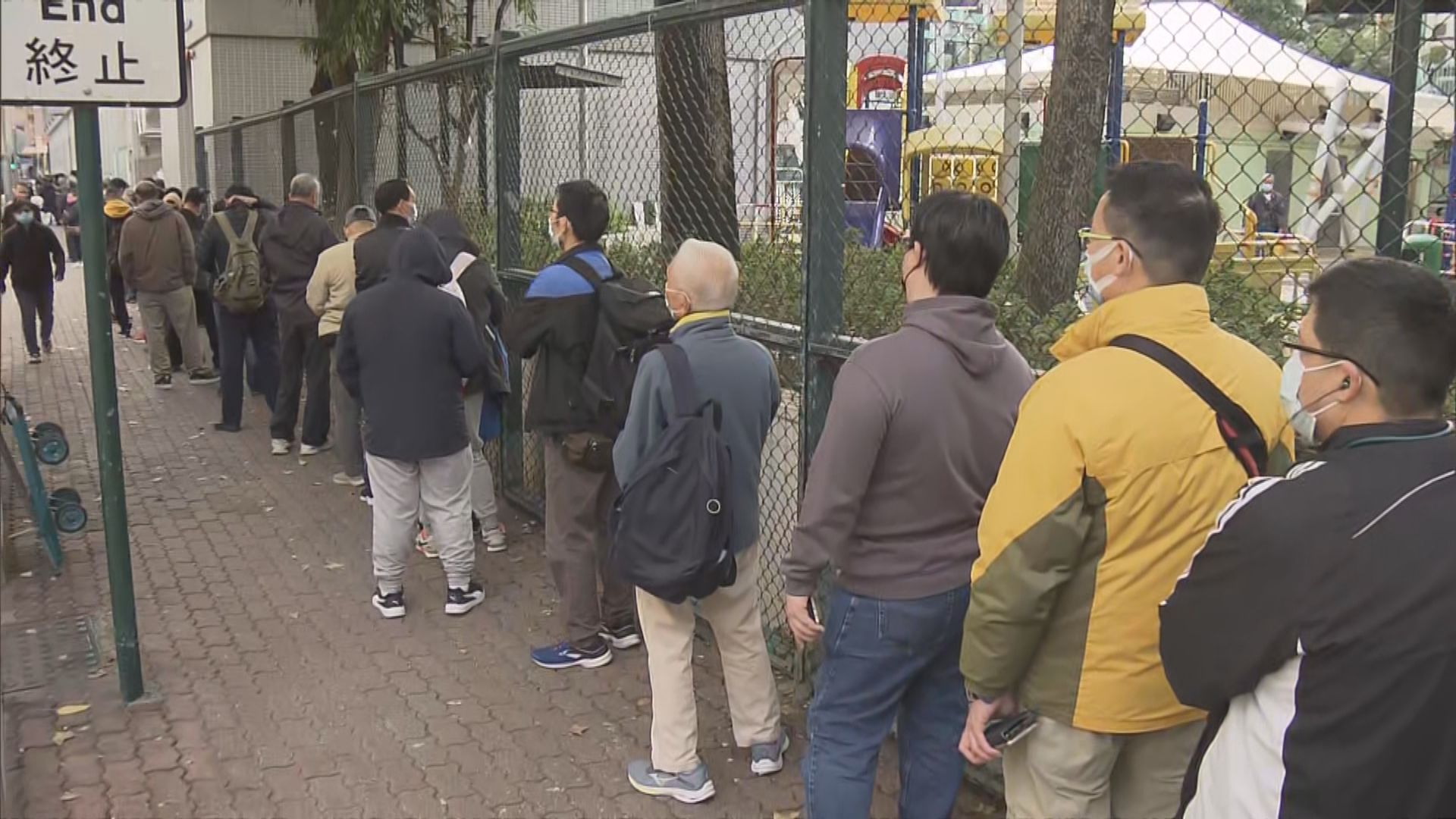 深水埗楓樹街遊樂場流動檢測站一早大排長龍