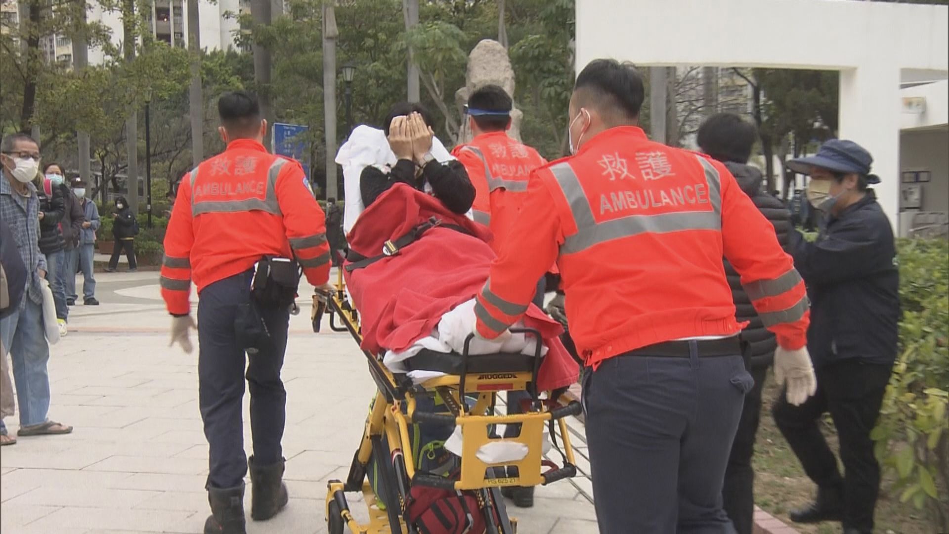 屯門大埔多個檢測站有大批市民輪候　有人不適由救護車送走