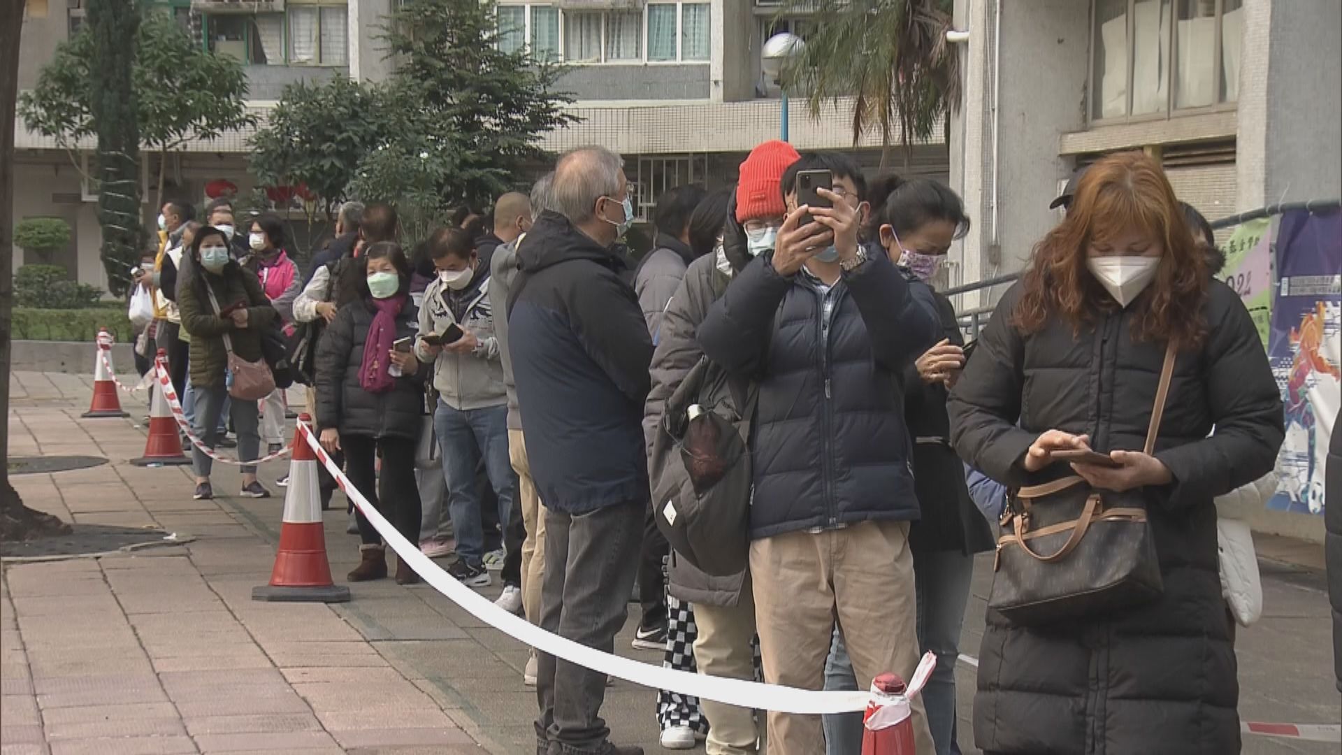 多區檢測站大排長龍　市民動輒輪候數小時