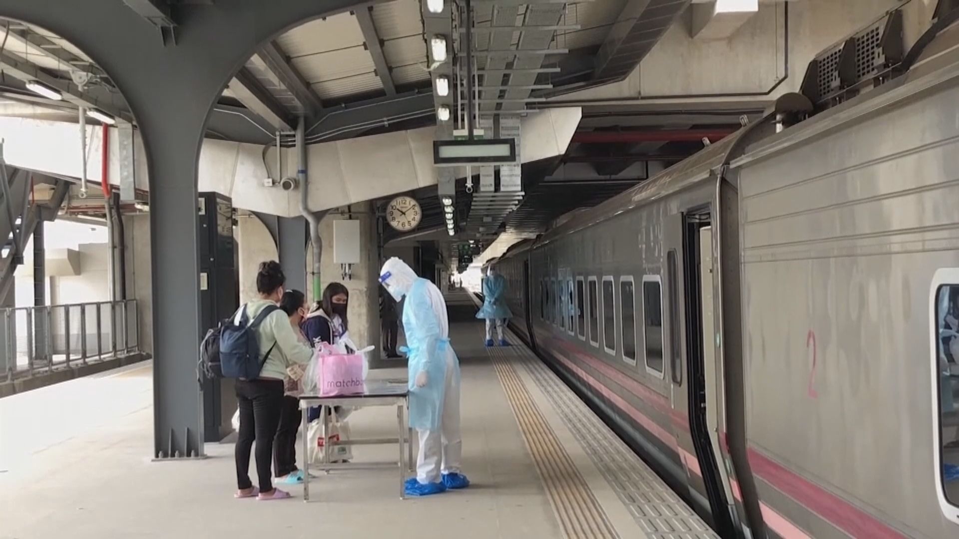 泰國持續錄得過萬宗確診　政府安排火車接載輕症患者回鄉治療
