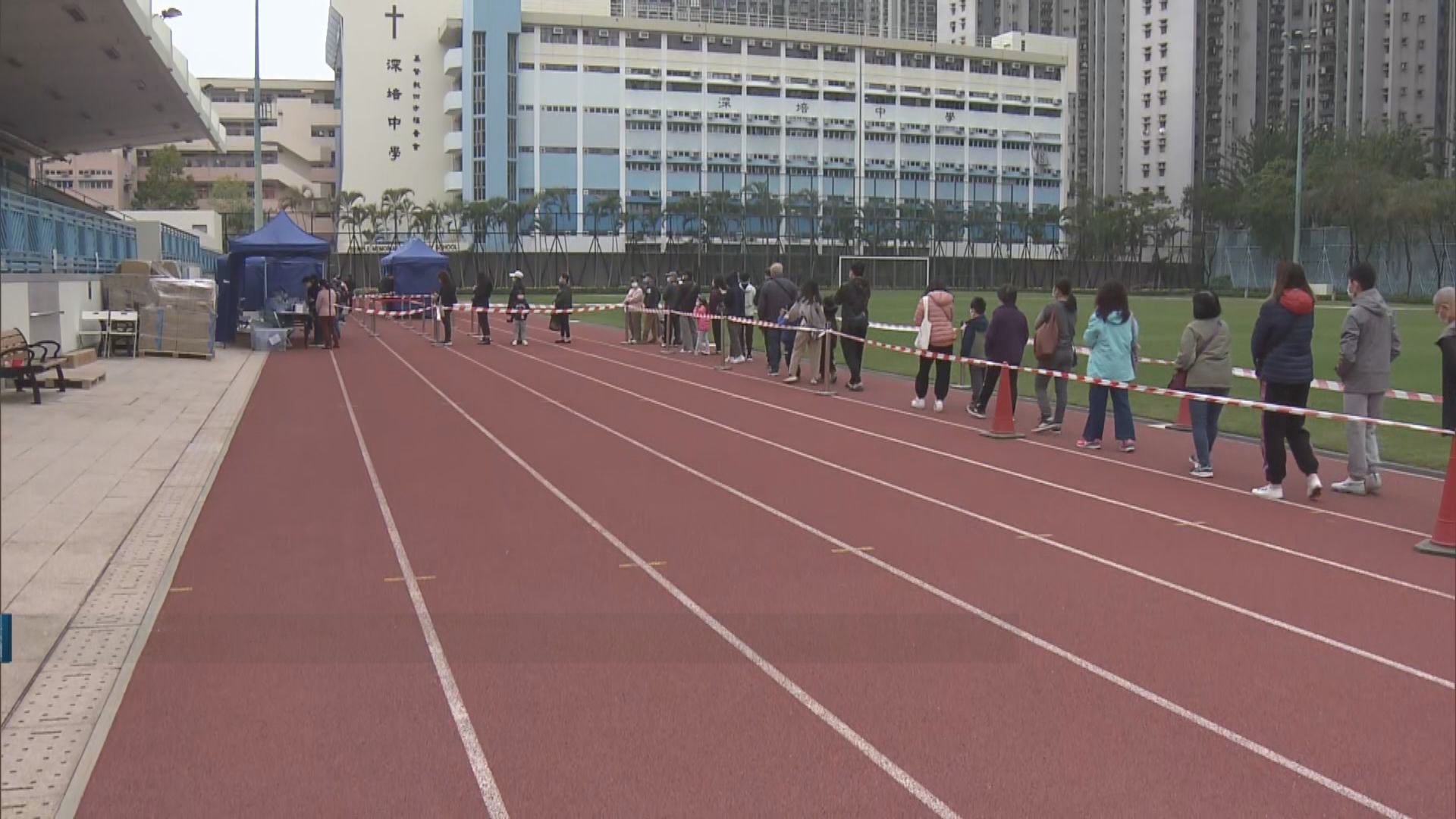 屯門檢測站仍有人排隊但人流較昨日少