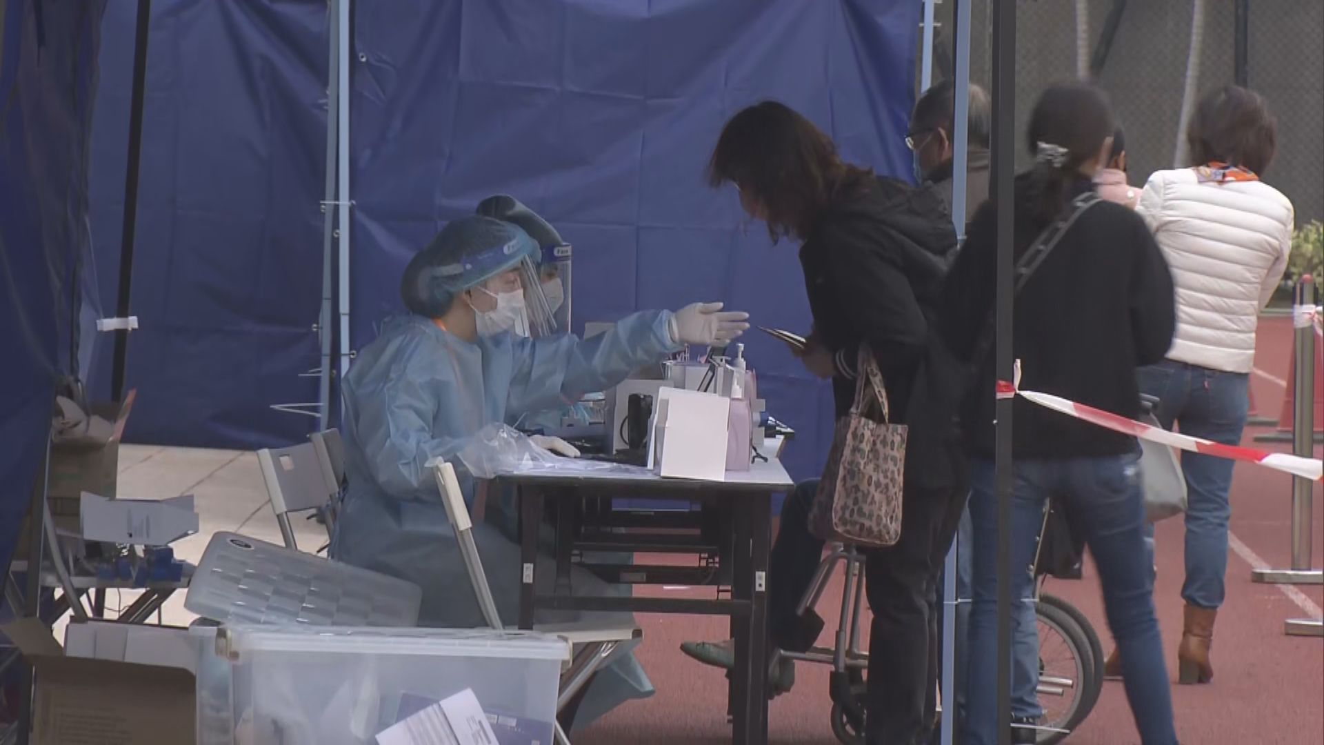 政府向屯門居民派三千套新冠病毒快速測試套裝籲自願檢測