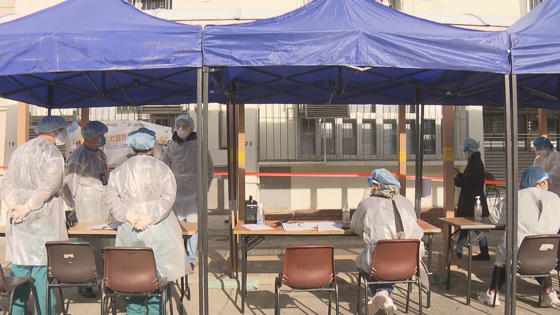 屯門大興邨興平樓解封讓居民離開大廈